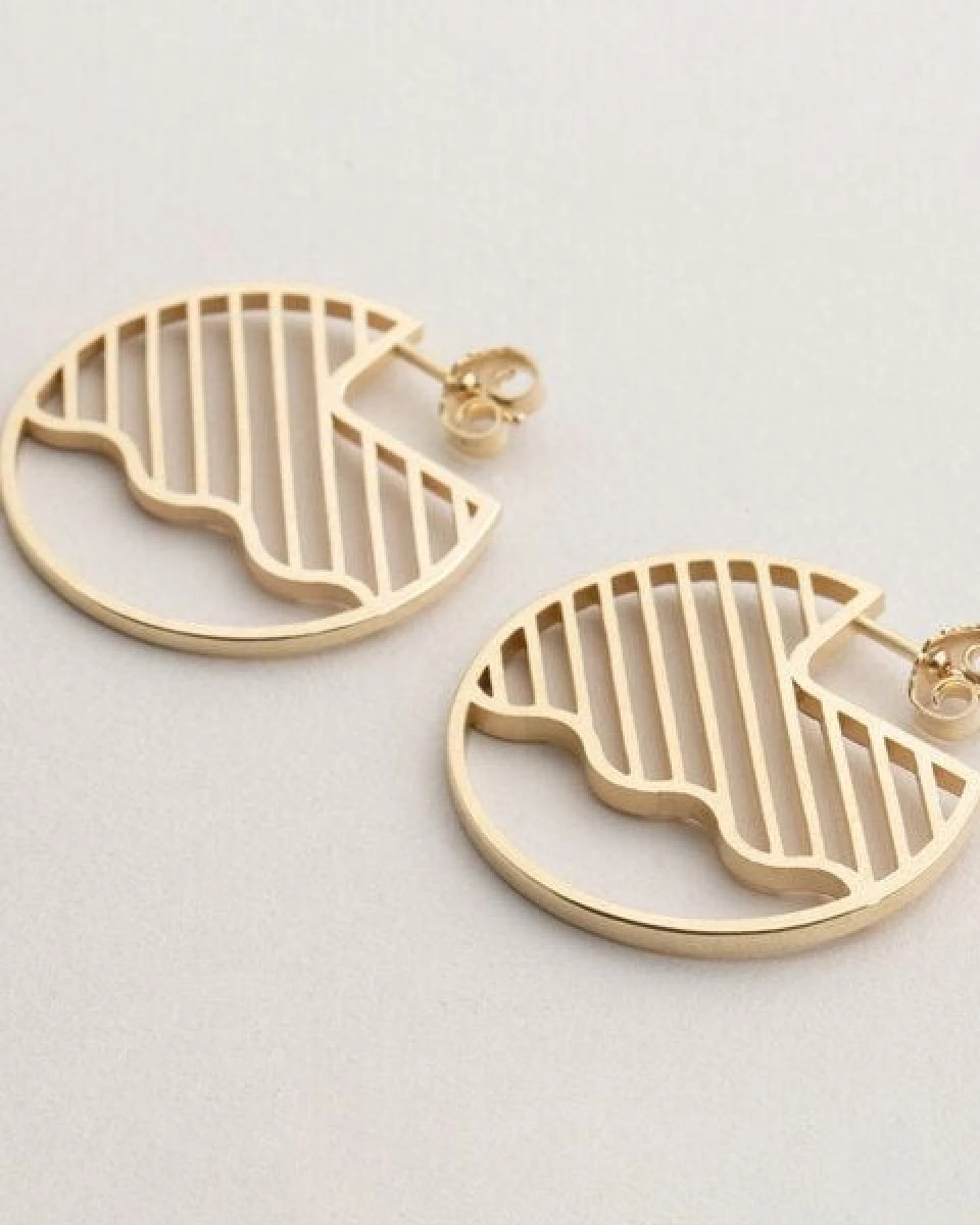 ChristinaPauls Slow jewellery Creole Kamo, groß in Gold und Silber – Ansicht 2