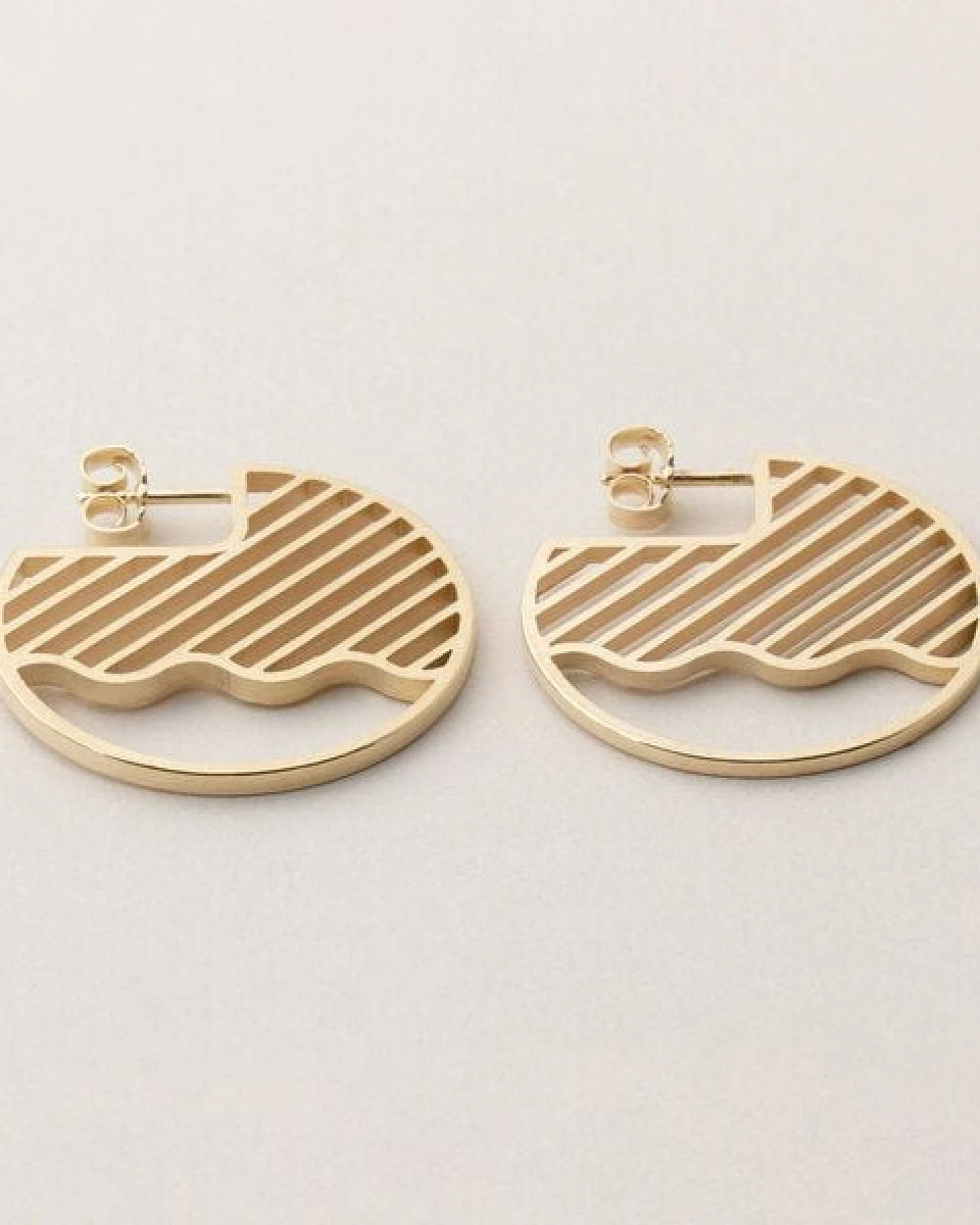 ChristinaPauls Slow jewellery Creole Kamo, groß in Gold und Silber – Ansicht 3