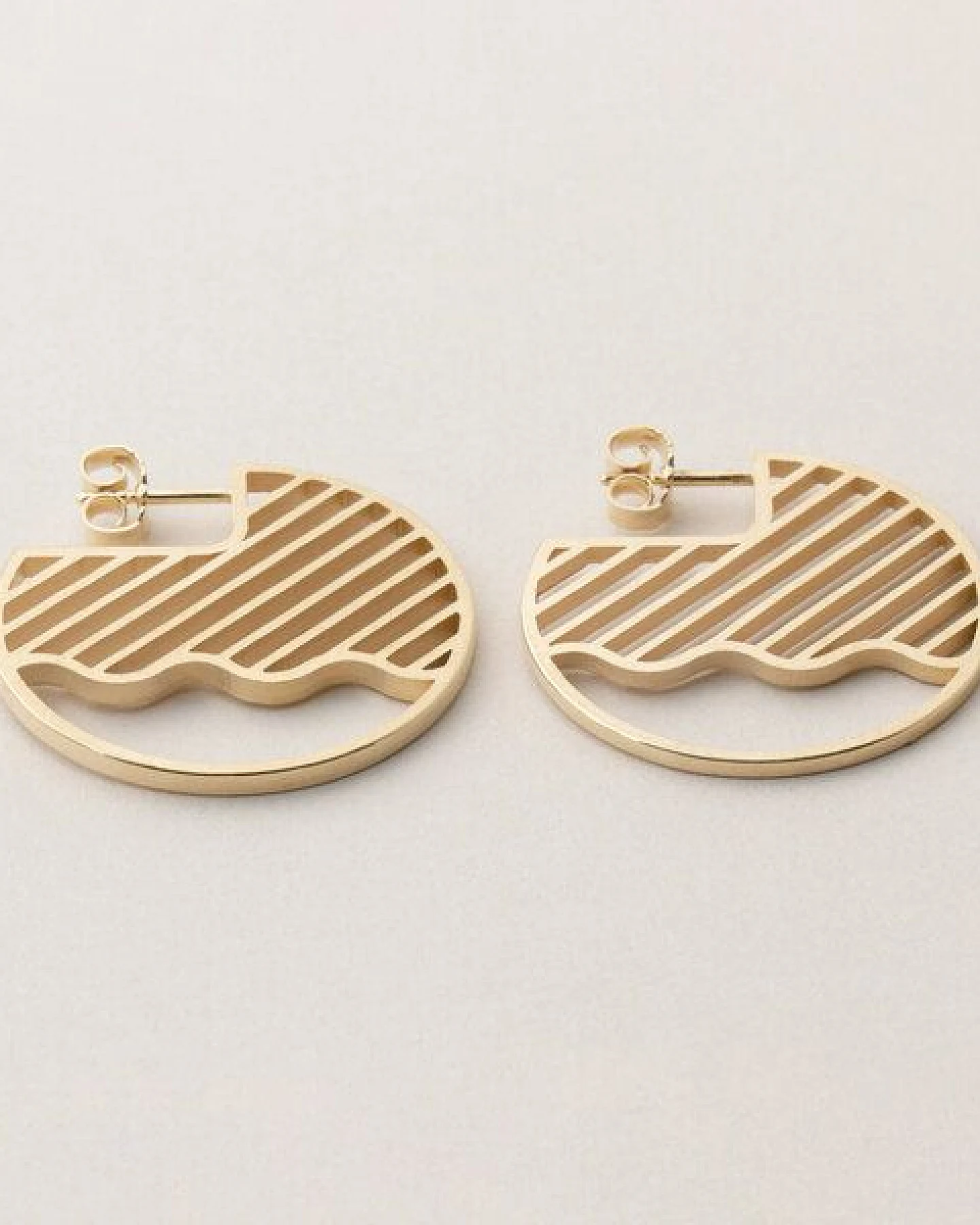 ChristinaPauls Slow jewellery Creole Kamo, groß in Gold und Silber – Ansicht 3