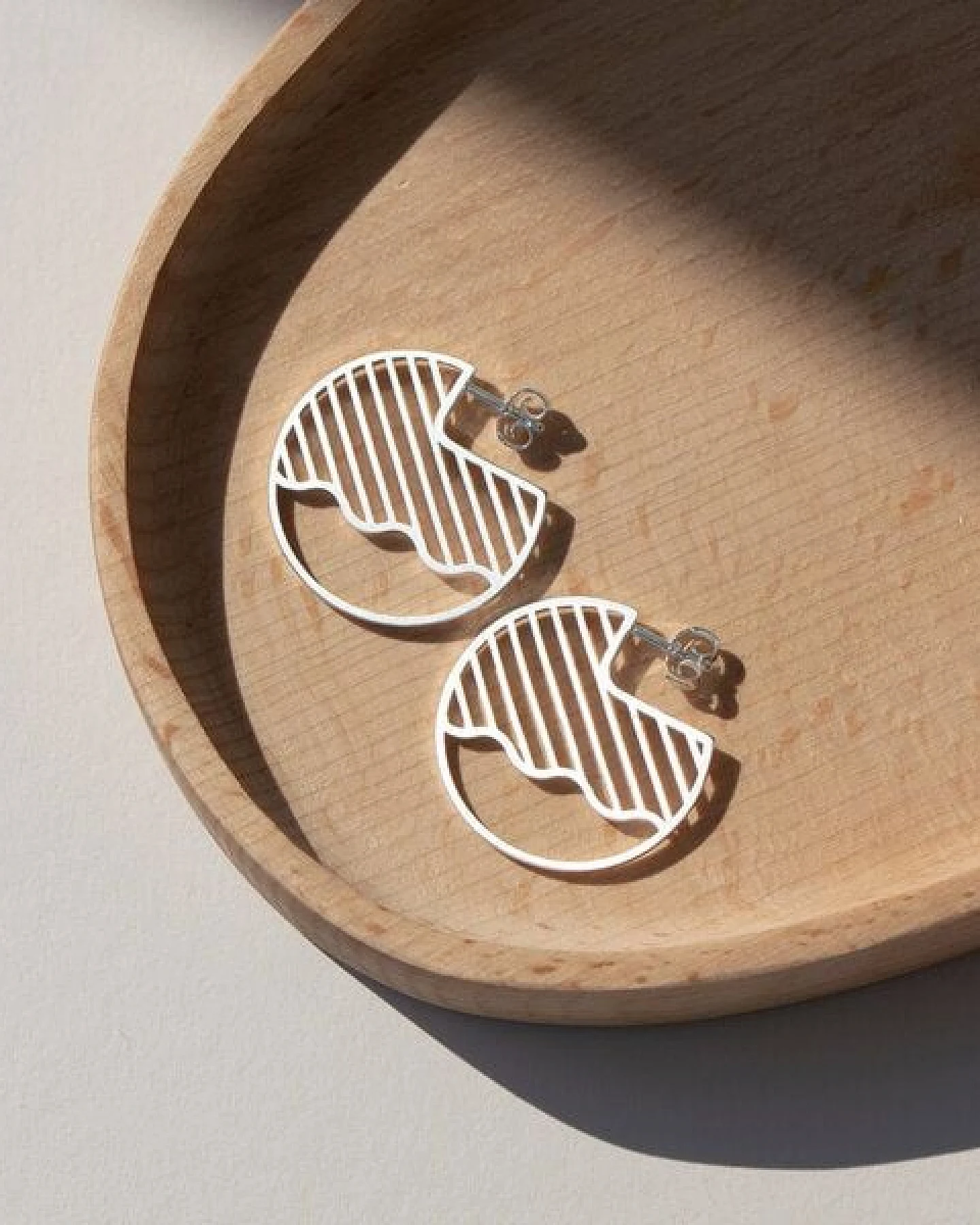 ChristinaPauls Slow jewellery Creole Kamo, groß in Gold und Silber – Ansicht 2