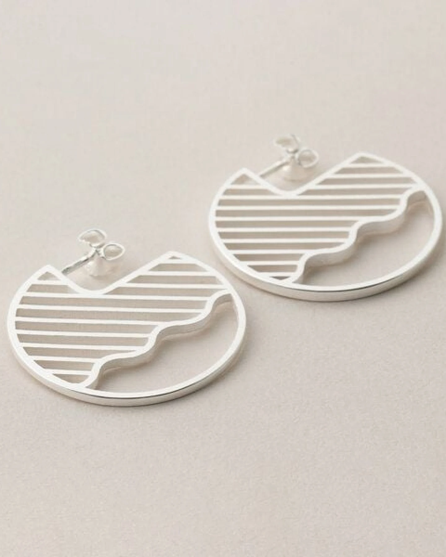 ChristinaPauls Slow jewellery Creole Kamo, groß in Gold und Silber – Ansicht 3