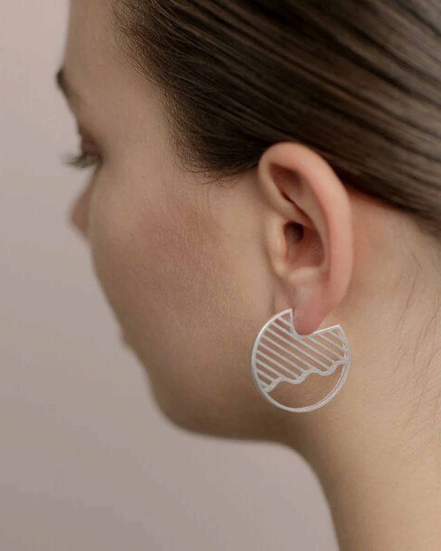ChristinaPauls Slow jewellery Creole Kamo, groß in Gold und Silber – Ansicht 4