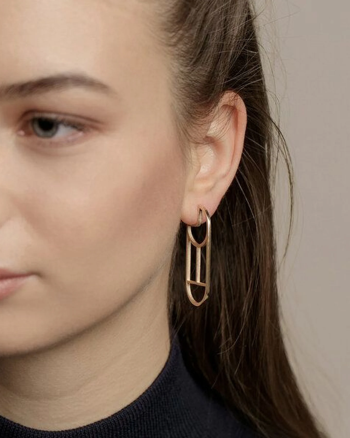 ChristinaPauls Slow jewellery Creole Tawa, groß in Gold und Silber – Ansicht 2