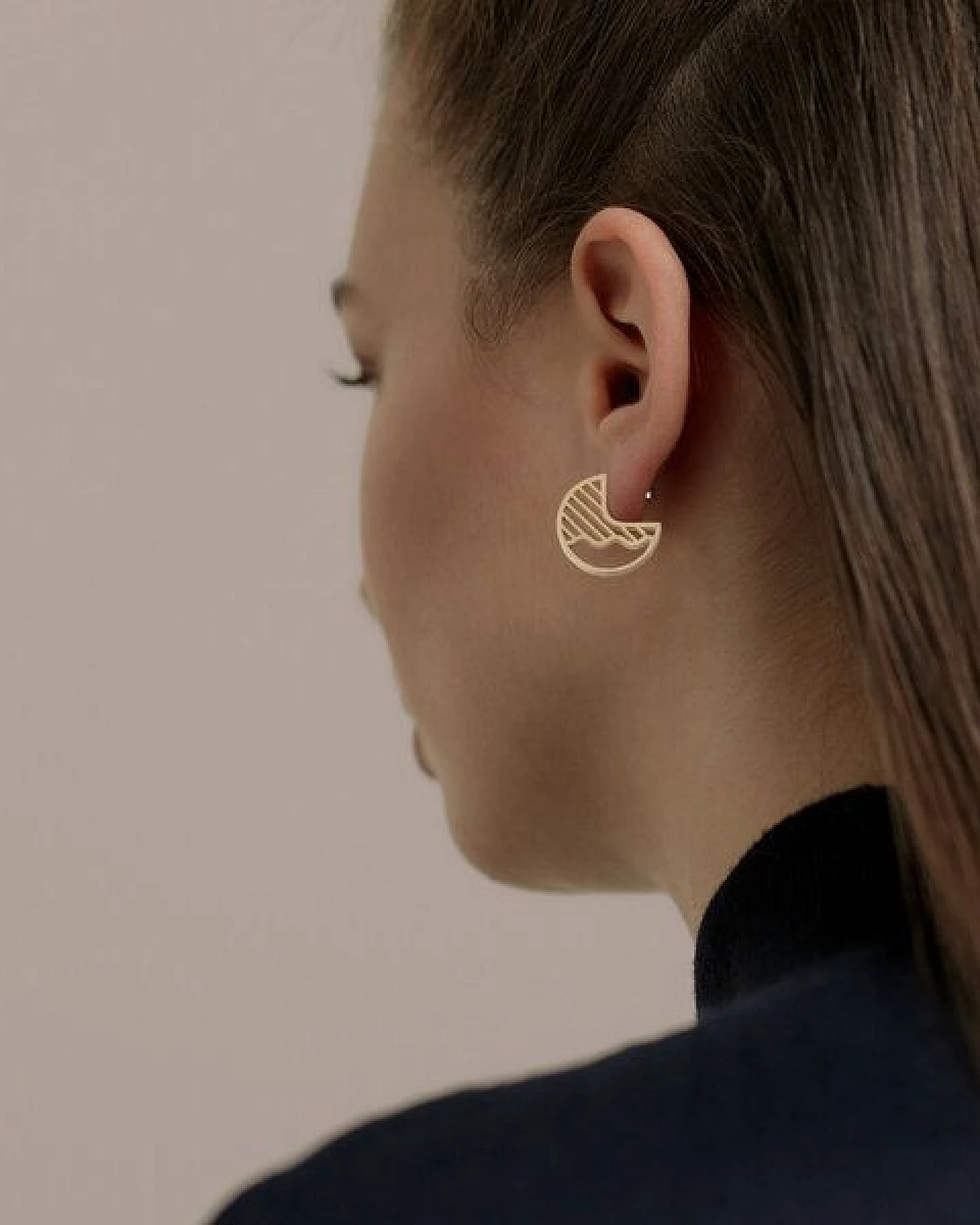 ChristinaPauls Slow jewellery Creole Kamo, klein in Gold und Silber – Ansicht 2