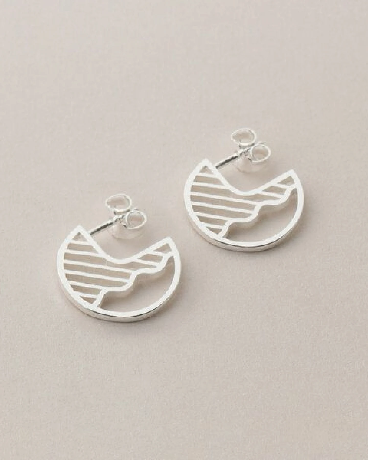 ChristinaPauls Slow jewellery Creole Kamo, klein in Gold und Silber – Ansicht 3