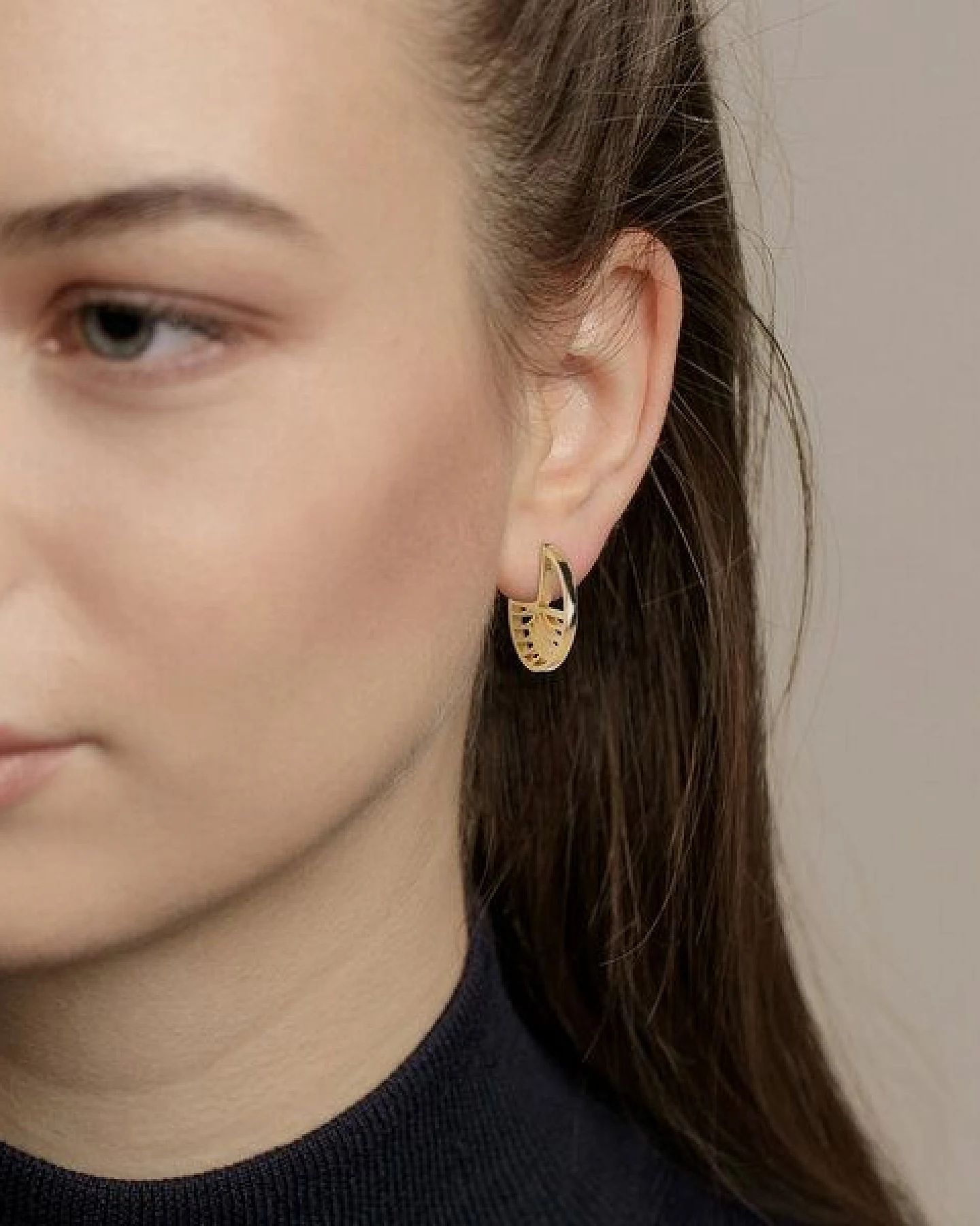ChristinaPauls Slow jewellery Creole Kinki, klein in Gold und Silber – Ansicht 2