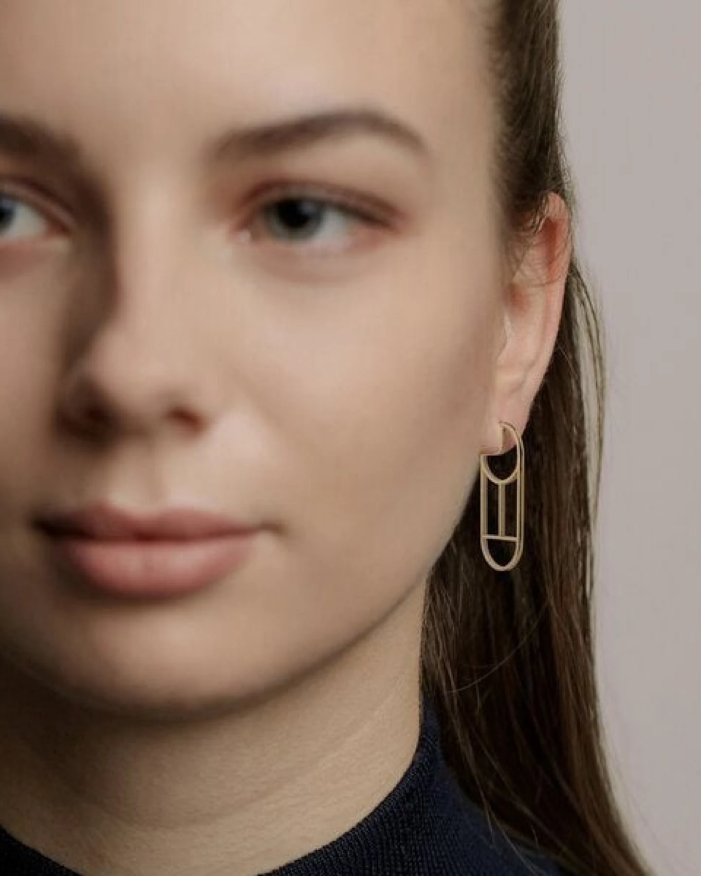 ChristinaPauls Slow jewellery Creole Tawa, klein in Gold und Silber – Ansicht 2