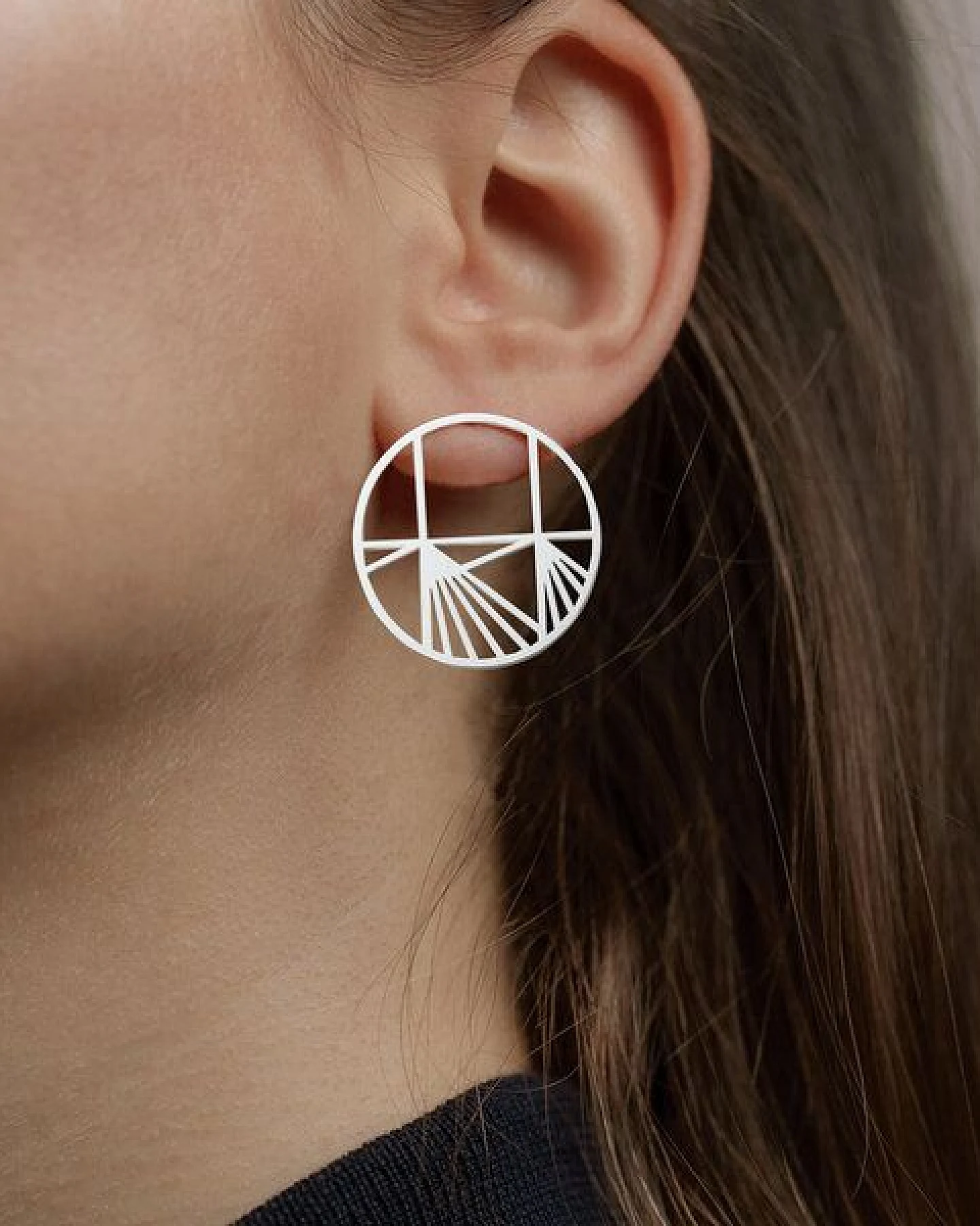 ChristinaPauls Slow jewellery Ohrstecker Aino, groß in Silber und Gold – Ansicht 2