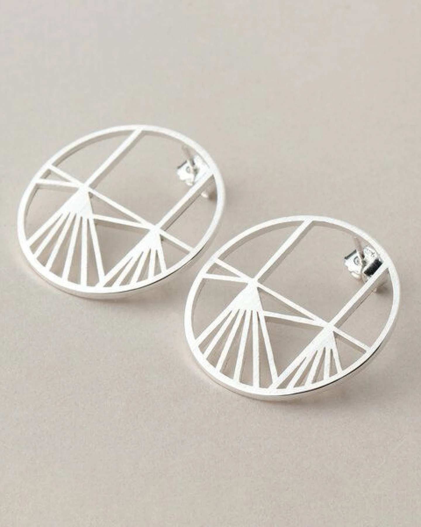 ChristinaPauls Slow jewellery Ohrstecker Aino, groß in Silber und Gold – Ansicht 3