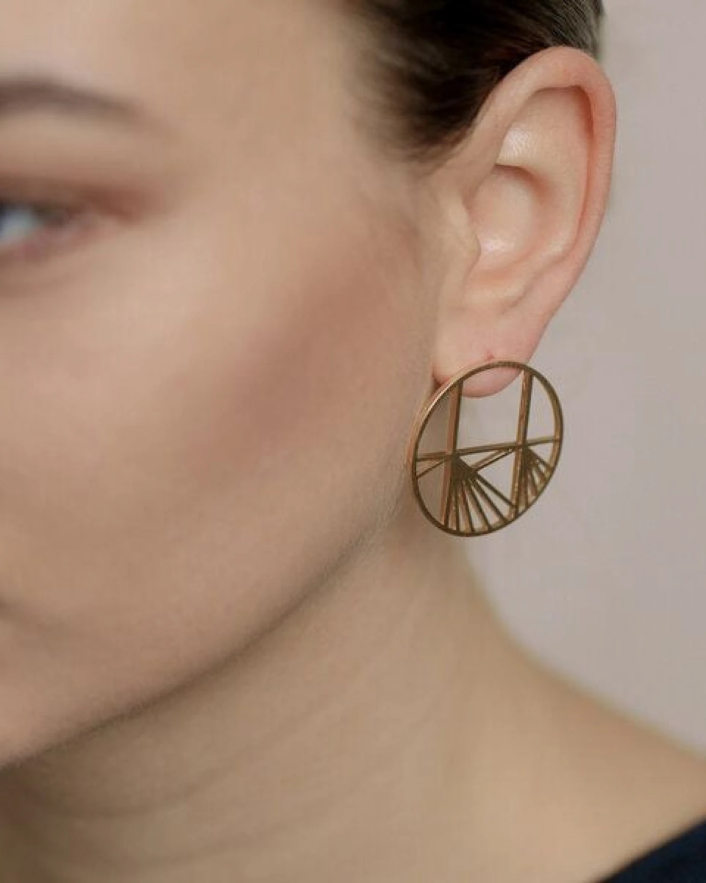 ChristinaPauls Slow jewellery Ohrstecker Aino, groß in Silber und Gold – Ansicht 3