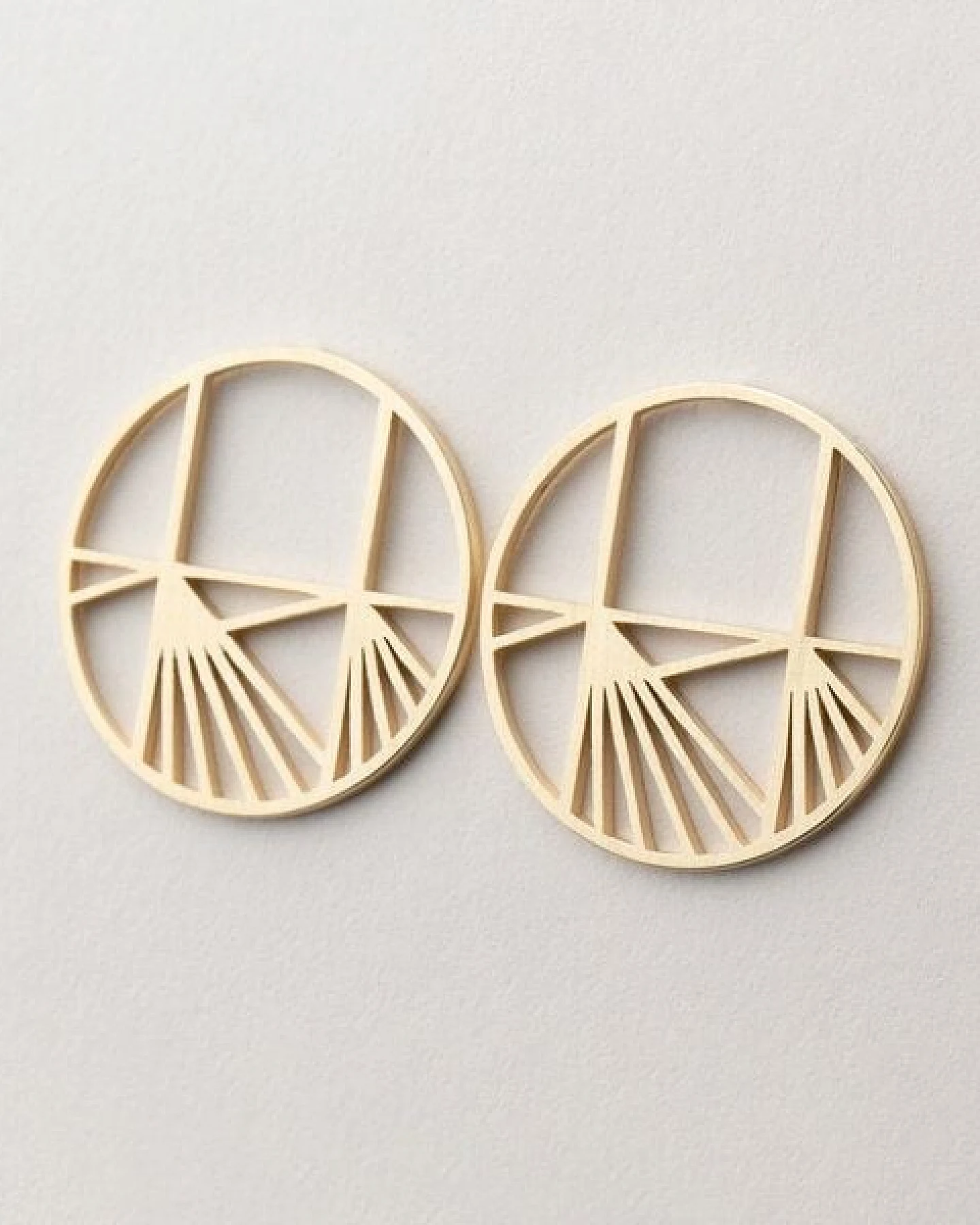 ChristinaPauls Slow jewellery Ohrstecker Aino, groß in Silber und Gold – Ansicht 4