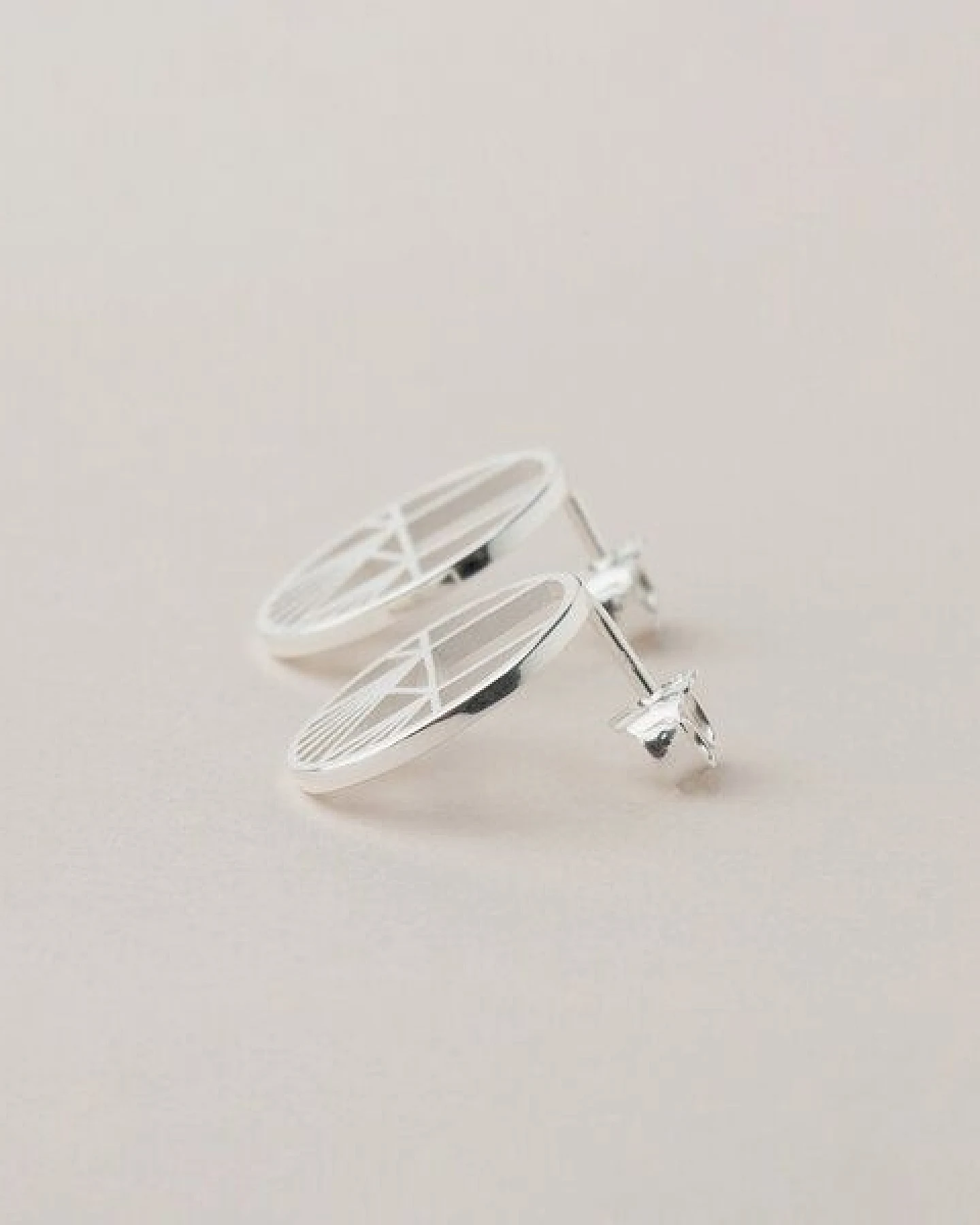 ChristinaPauls Slow jewellery Ohrstecker Aino, klein in Silber und Gold – Ansicht 3