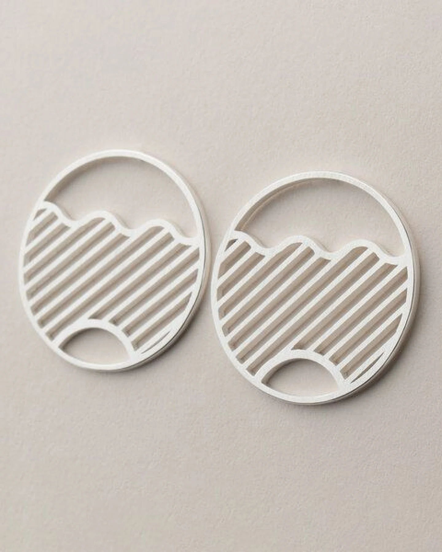 ChristinaPauls Slow jewellery Ohrstecker Kamo, groß in Silber und Gold – Ansicht 3