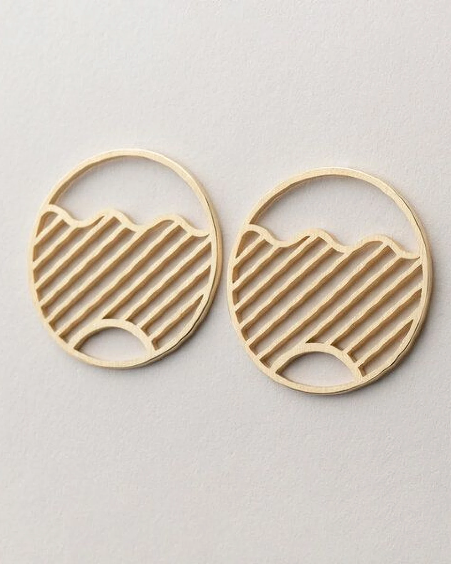 ChristinaPauls Slow jewellery Ohrstecker Kamo, groß in Silber und Gold – Ansicht 2