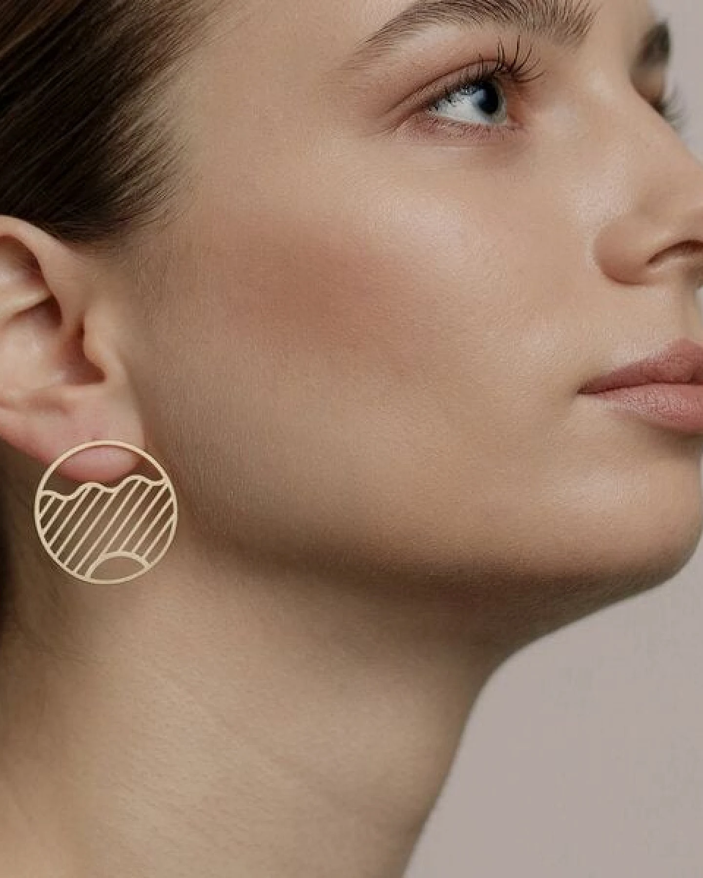 ChristinaPauls Slow jewellery Ohrstecker Kamo, groß in Silber und Gold – Ansicht 3