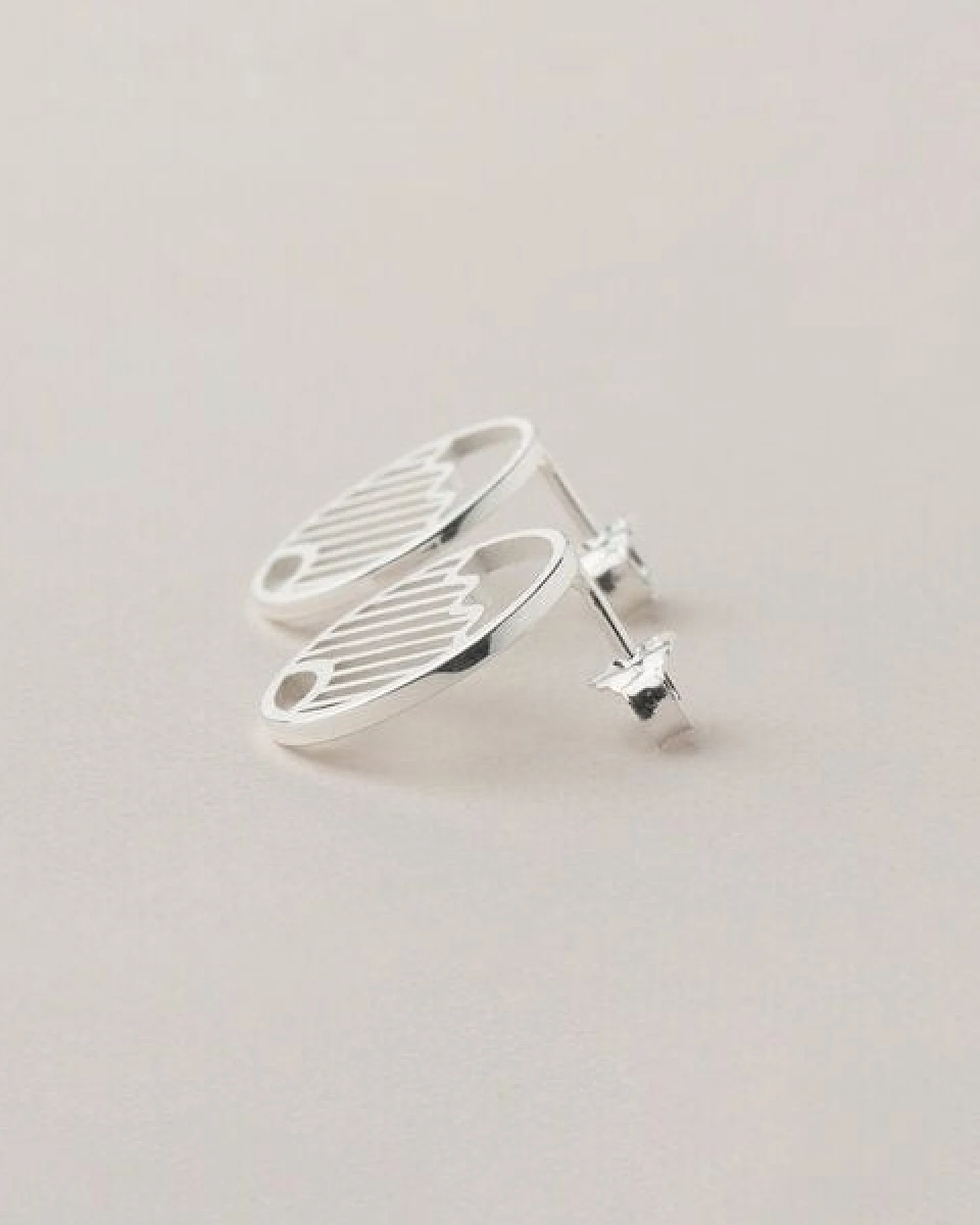 ChristinaPauls Slow jewellery Ohrstecker Kamo, klein in Silber und Gold – Ansicht 3