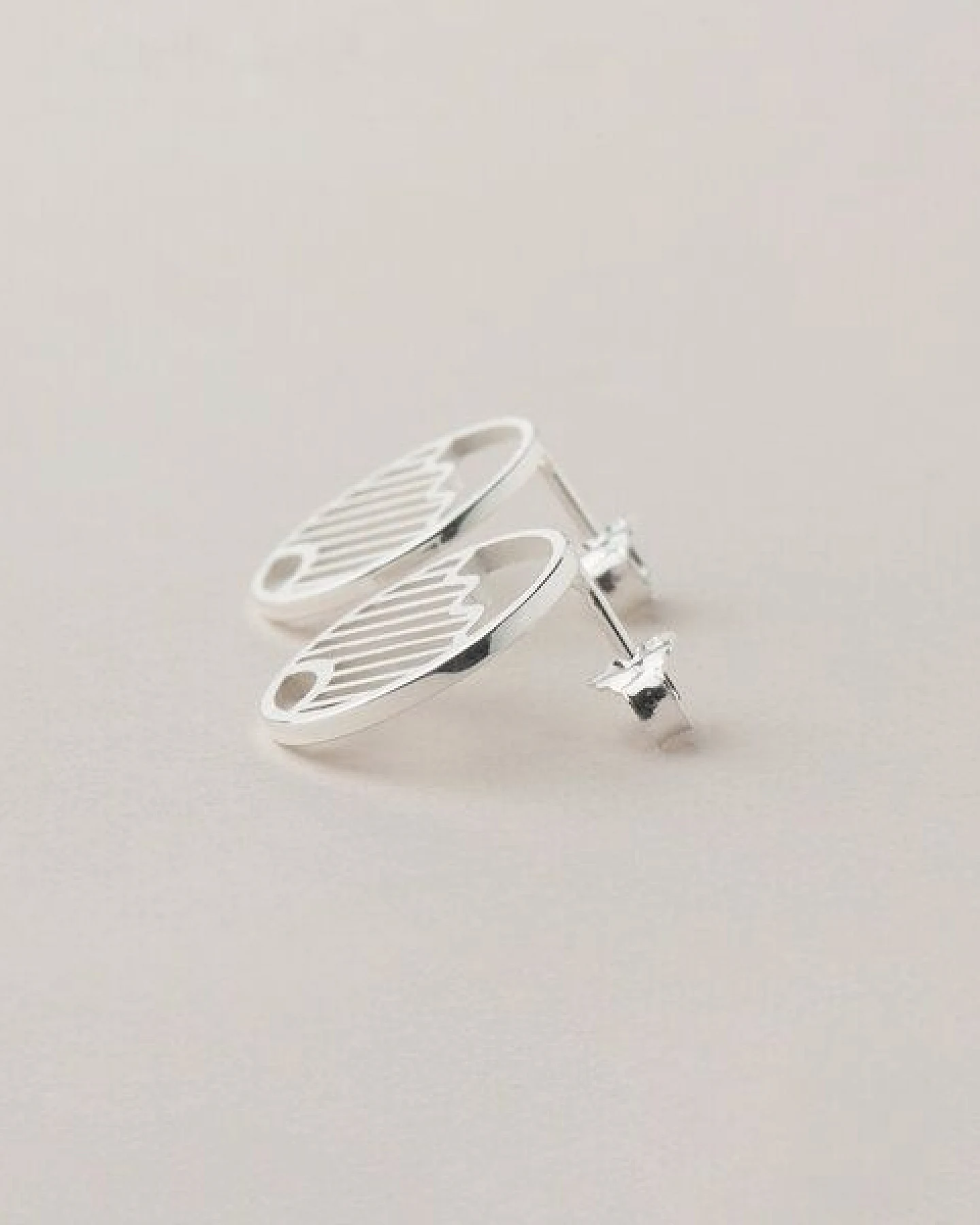 ChristinaPauls Slow jewellery Ohrstecker Kamo, klein in Silber und Gold – Ansicht 3