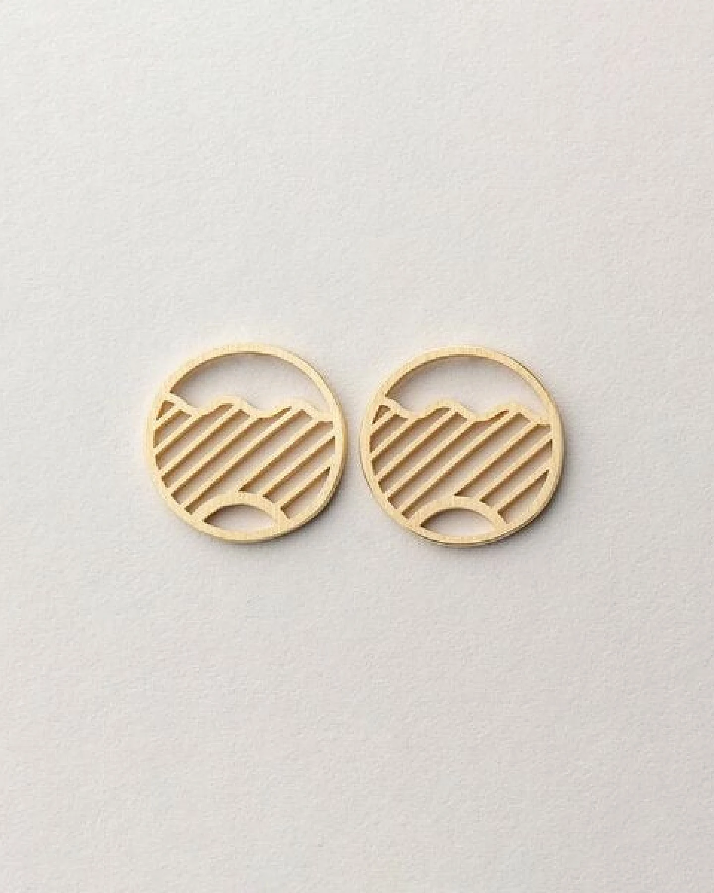ChristinaPauls Slow jewellery Ohrstecker Kamo, klein in Silber und Gold – Ansicht 2