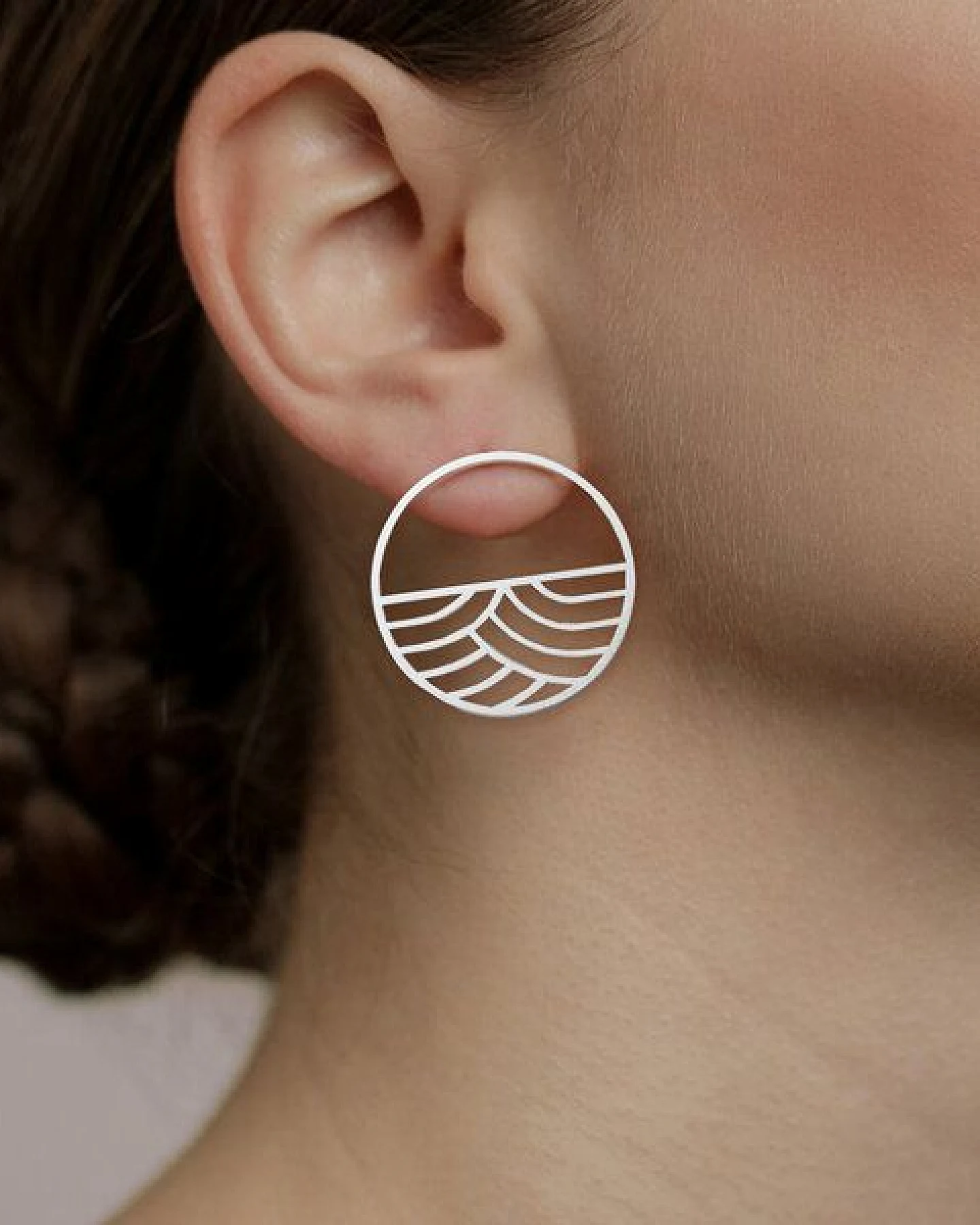 ChristinaPauls Slow jewellery Ohrstecker Kinki, groß in Silber und Gold – Ansicht 2