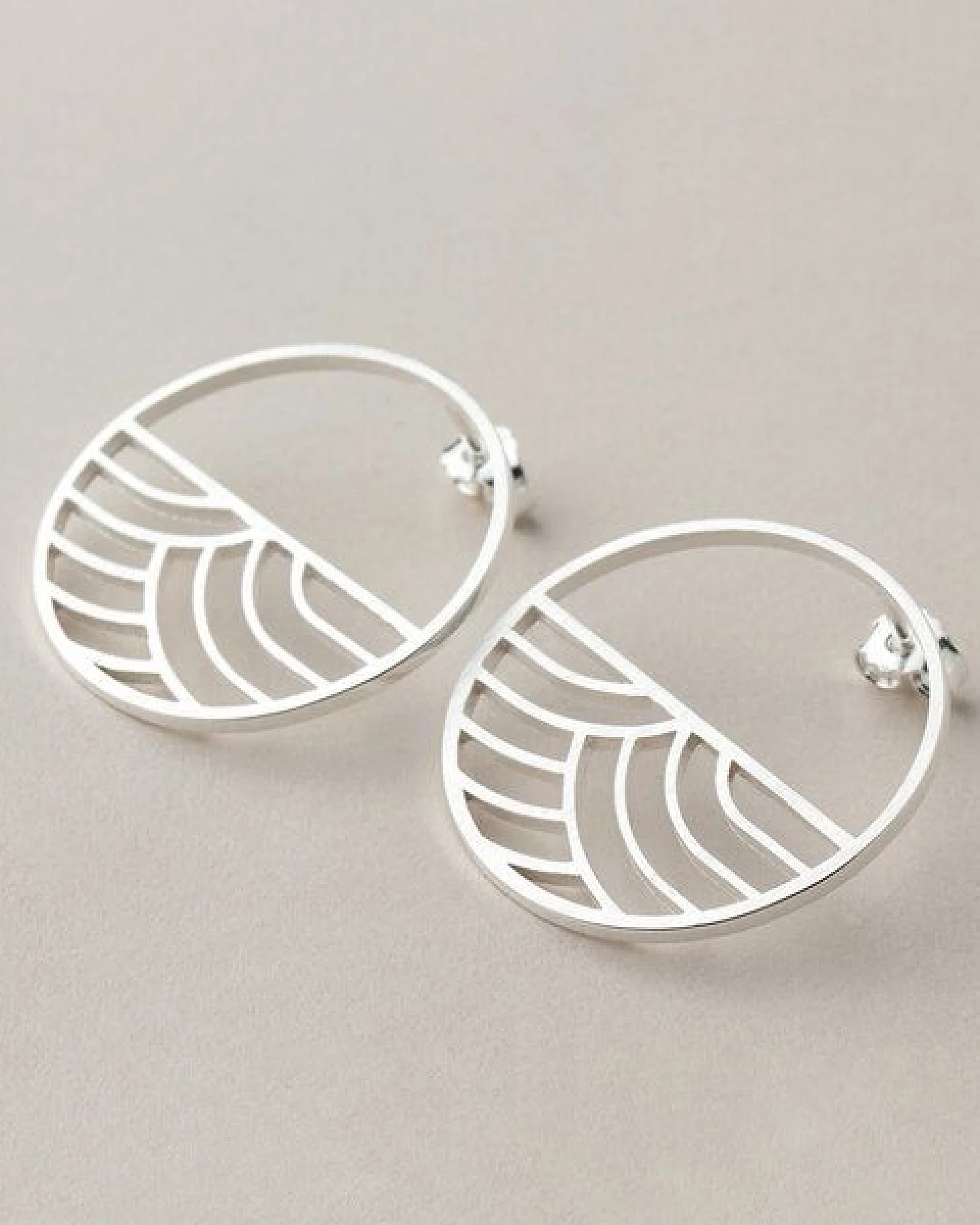 ChristinaPauls Slow jewellery Ohrstecker Kinki, groß in Silber und Gold – Ansicht 3
