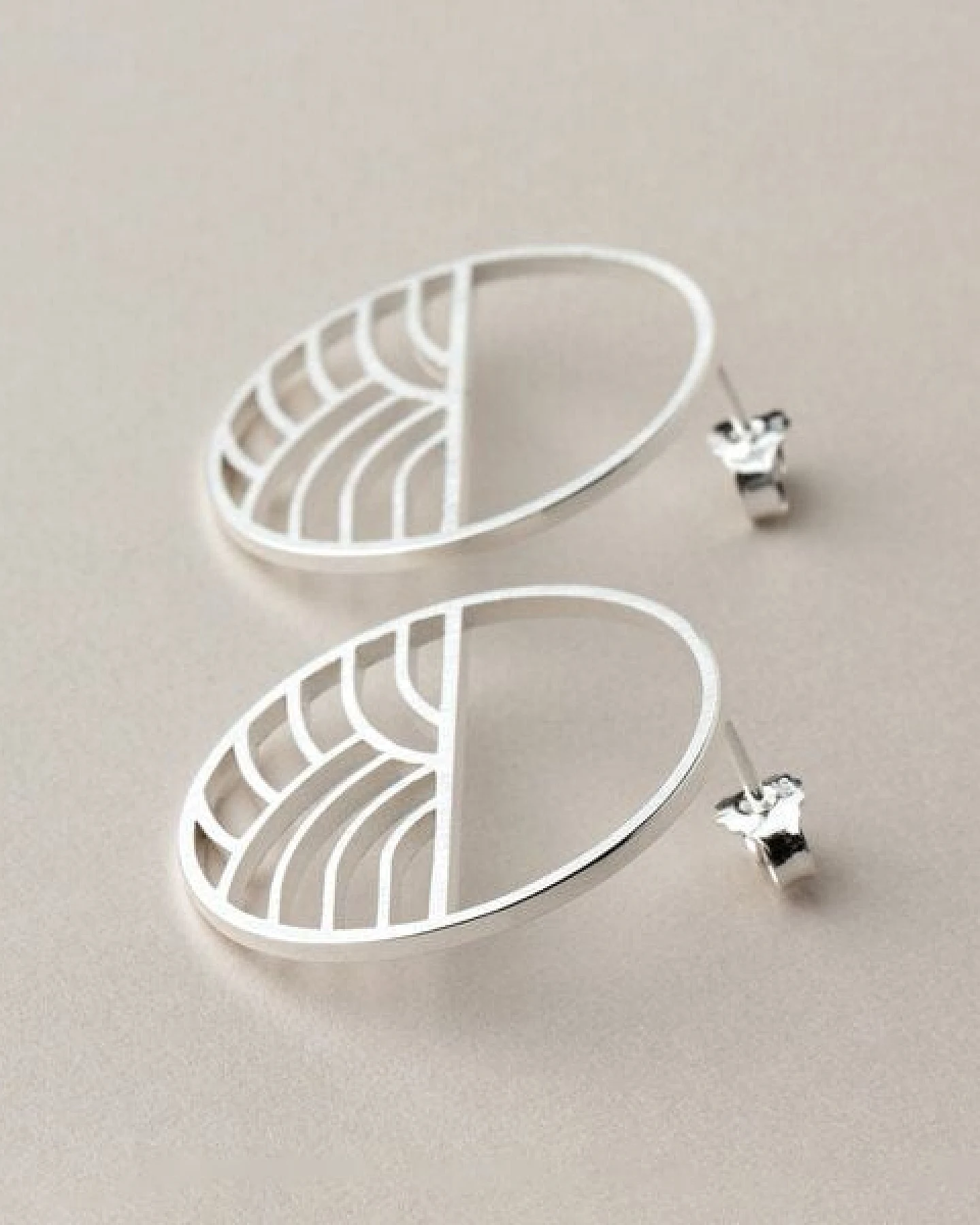 ChristinaPauls Slow jewellery Ohrstecker Kinki, groß in Silber und Gold – Ansicht 4