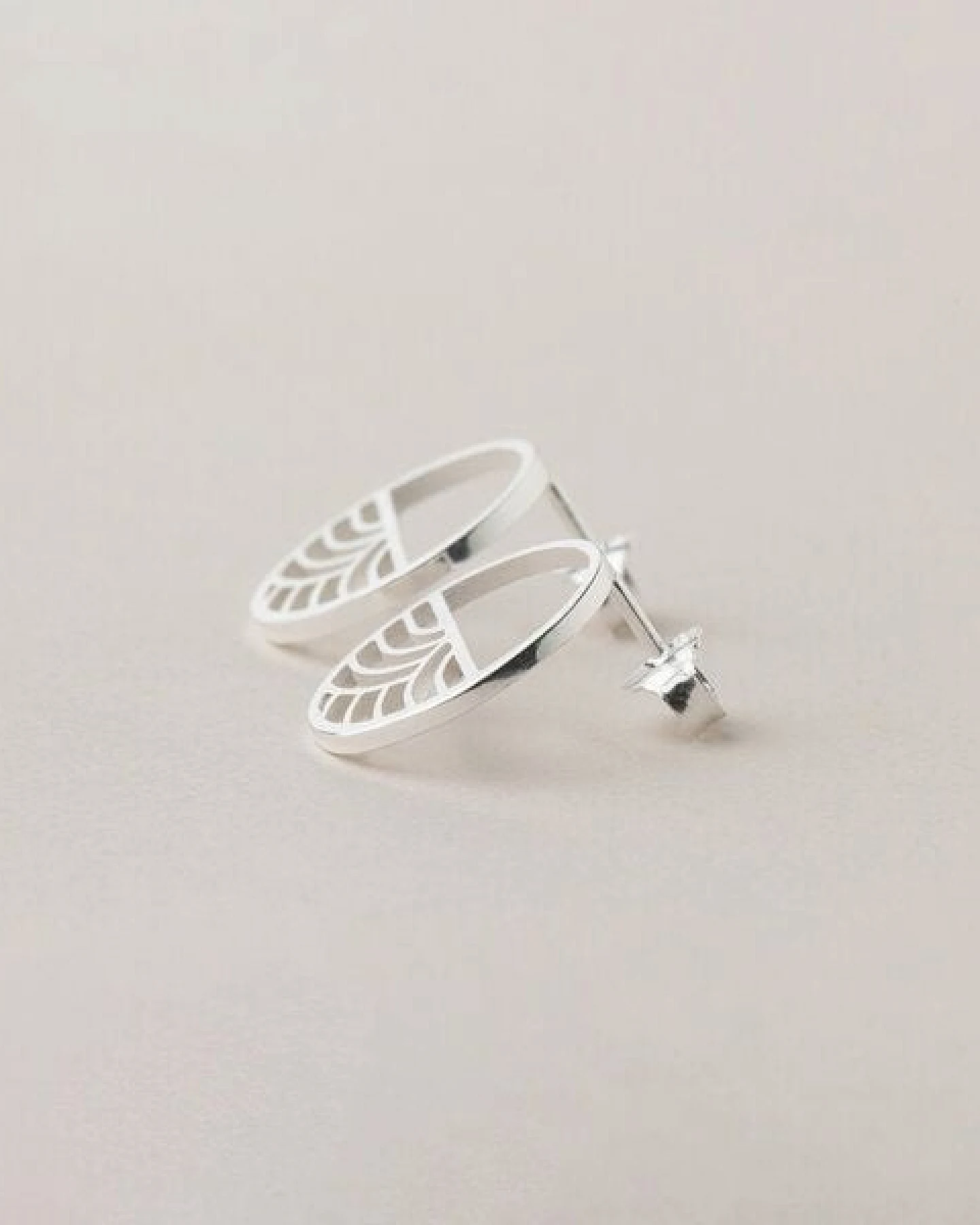 ChristinaPauls Slow jewellery Ohrstecker Kinki, klein in Silber und Gold – Ansicht 3