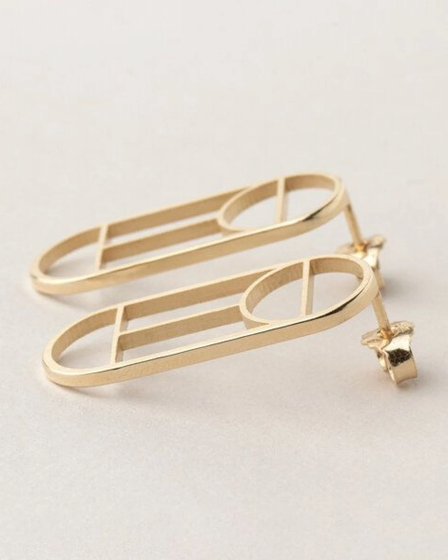 ChristinaPauls Slow jewellery Ohrstecker Tawa, groß in Gold und Silber – Ansicht 2