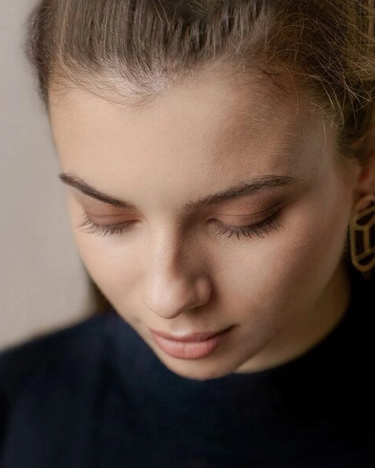 ChristinaPauls Slow jewellery Ohrstecker Tawa, groß in Gold und Silber – Ansicht 3