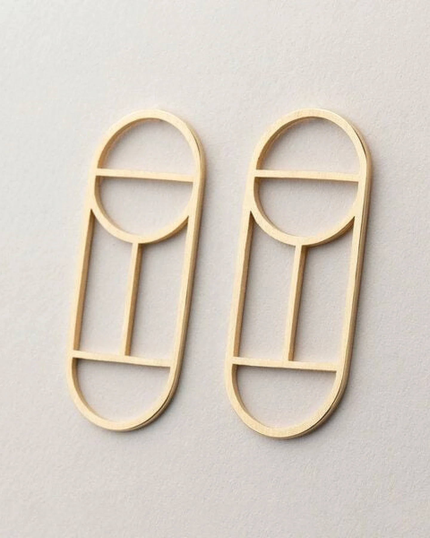 ChristinaPauls Slow jewellery Ohrstecker Tawa, groß in Gold und Silber – Ansicht 4