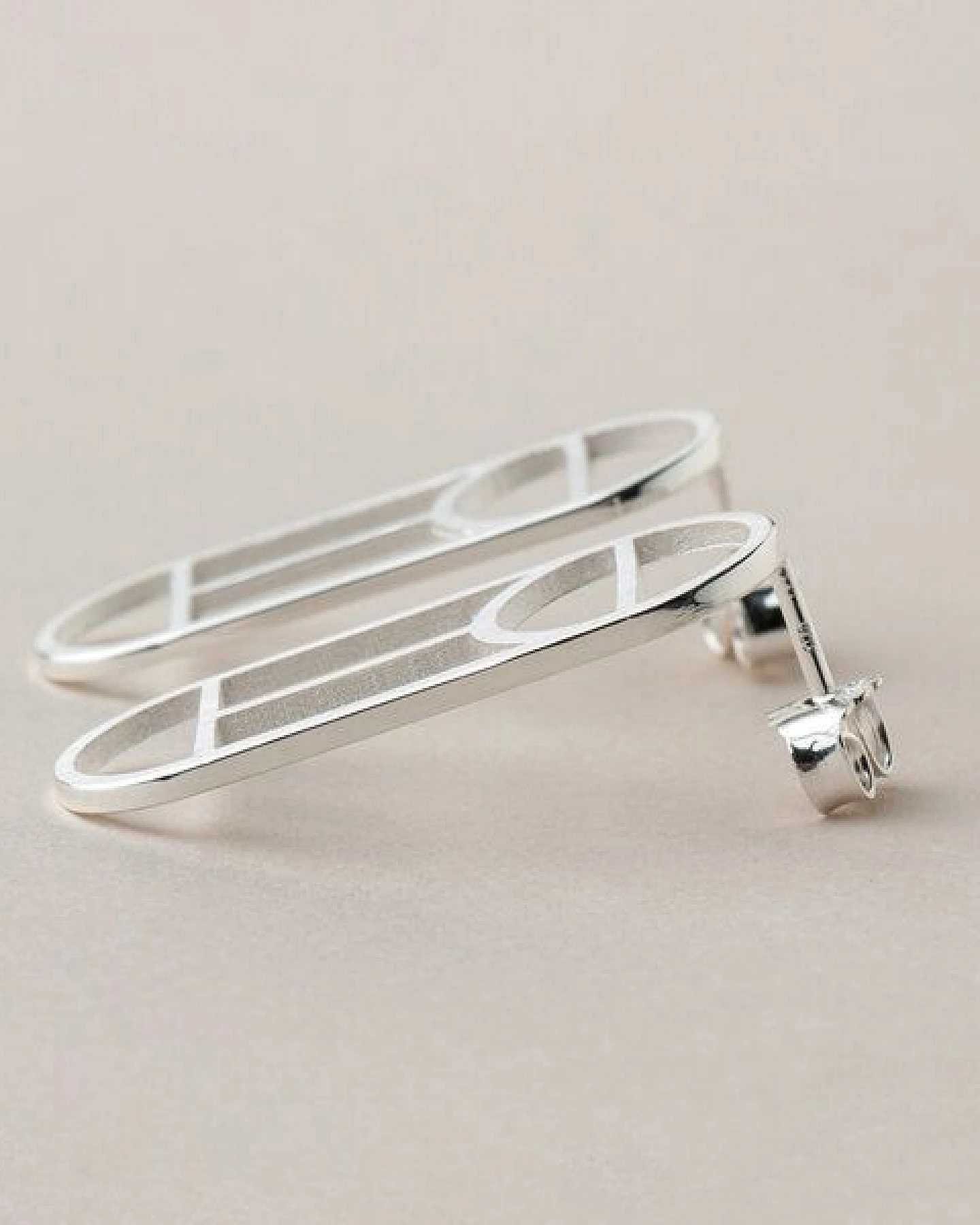 ChristinaPauls Slow jewellery Ohrstecker Tawa, groß in Gold und Silber – Ansicht 2