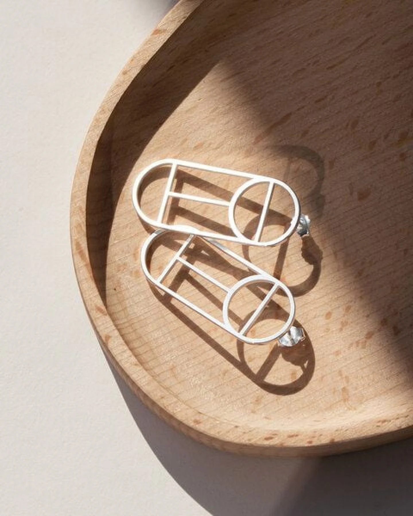 ChristinaPauls Slow jewellery Ohrstecker Tawa, groß in Gold und Silber – Ansicht 4