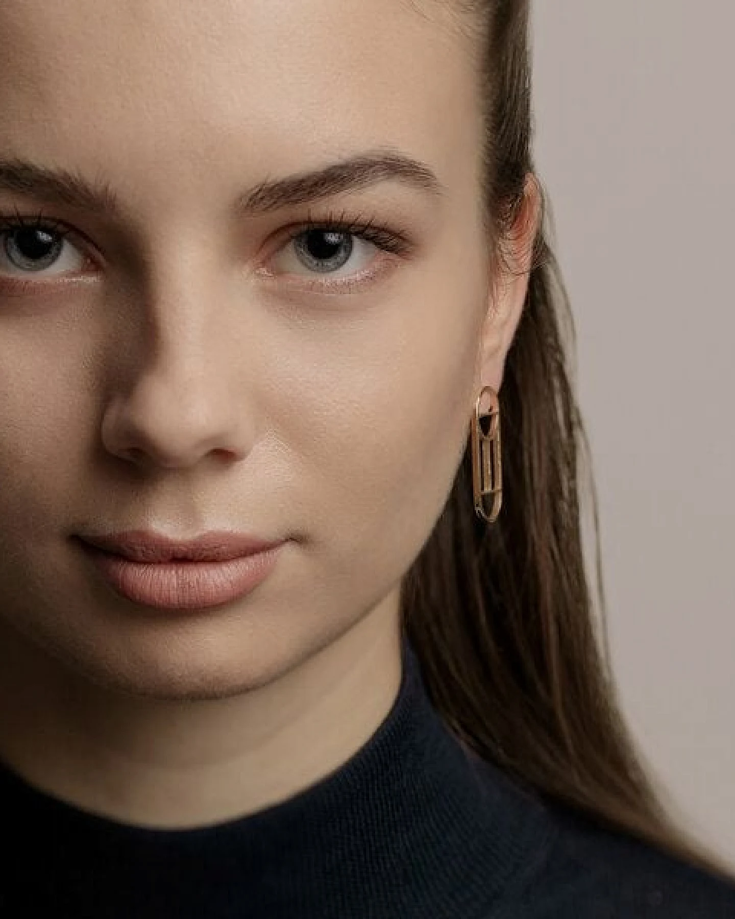 ChristinaPauls Slow jewellery Ohrstecker Tawa, klein in Gold und Silber – Ansicht 2