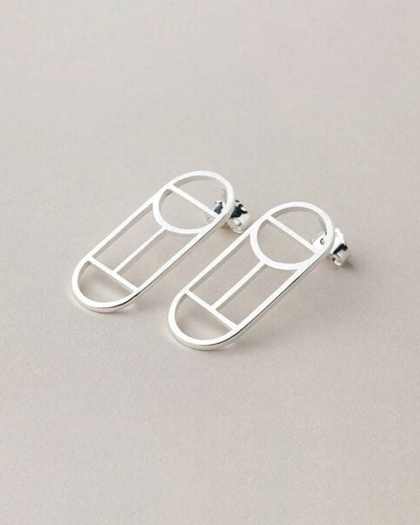 ChristinaPauls Slow jewellery Ohrstecker Tawa, klein in Gold und Silber – Ansicht 2