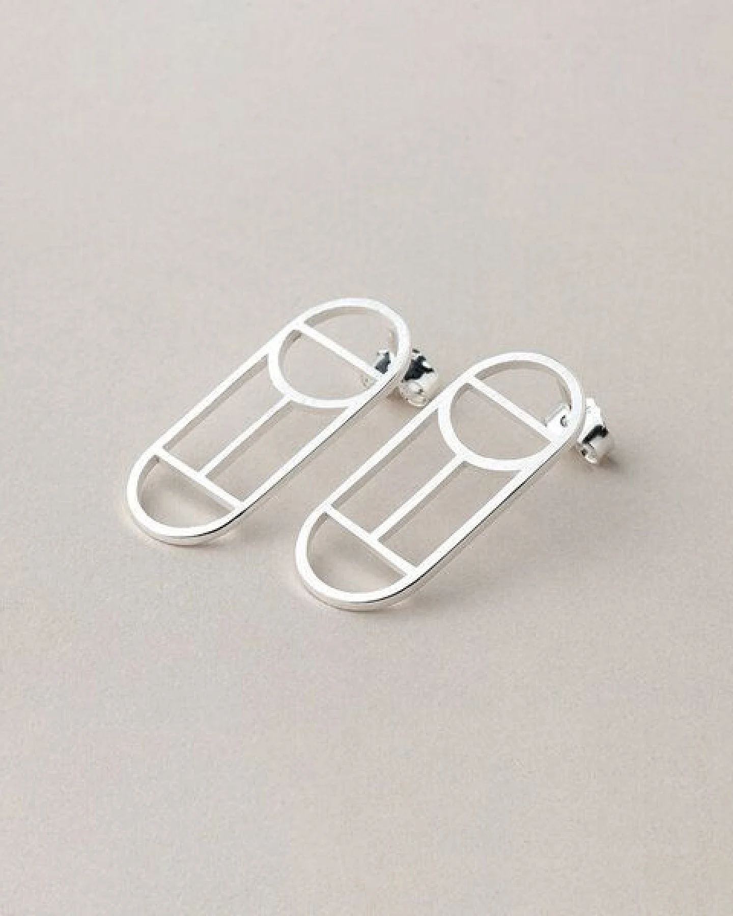 ChristinaPauls Slow jewellery Ohrstecker Tawa, klein in Gold und Silber – Ansicht 2