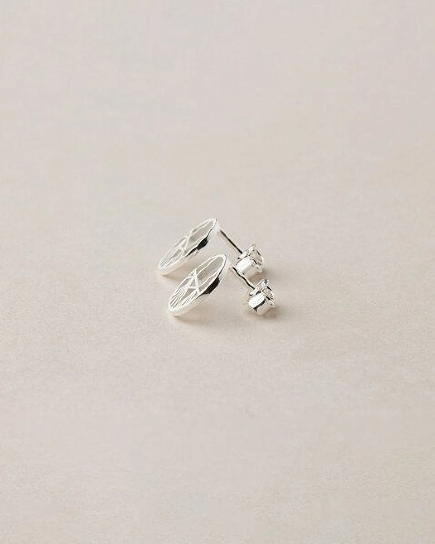 ChristinaPauls Slow jewellery Ohrstecker Aino, Mini in Silber und Gold – Ansicht 2