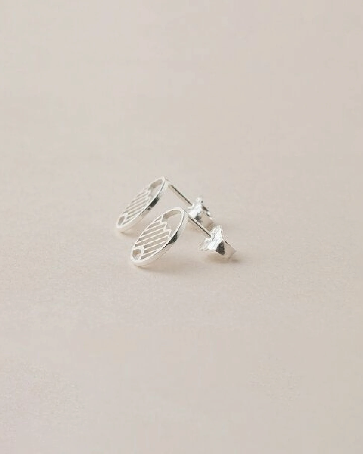 ChristinaPauls Slow jewellery Ohrstecker Kamo, Mini in Silber und Gold – Ansicht 4