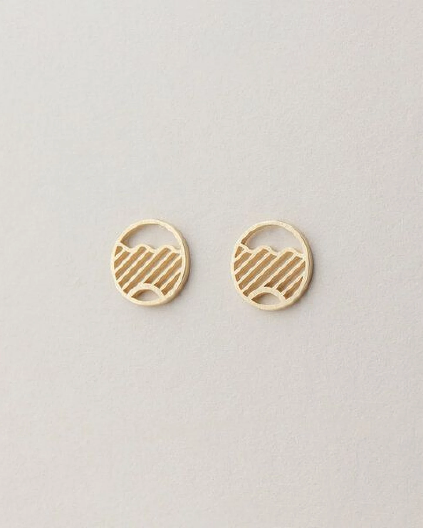 ChristinaPauls Slow jewellery Ohrstecker Kamo, Mini in Silber und Gold – Ansicht 4