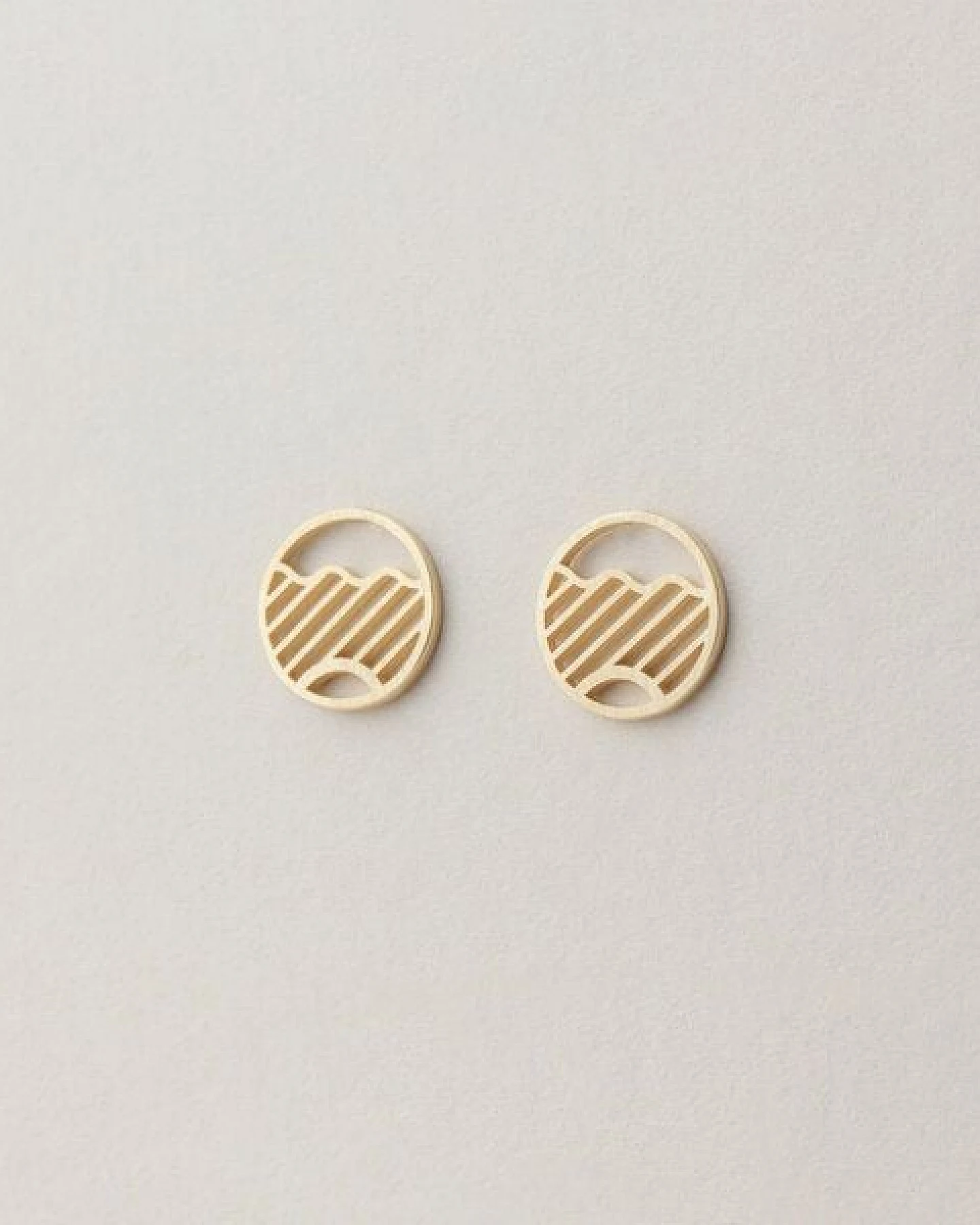 ChristinaPauls Slow jewellery Ohrstecker Kamo, Mini in Silber und Gold – Ansicht 4