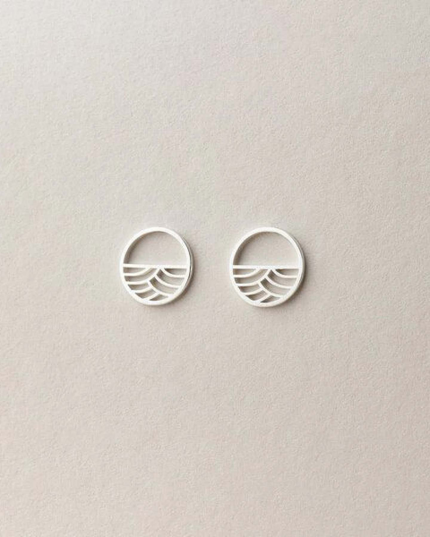 ChristinaPauls Slow jewellery Ohrstecker Kinki, Mini in Silber und Gold – Ansicht 2