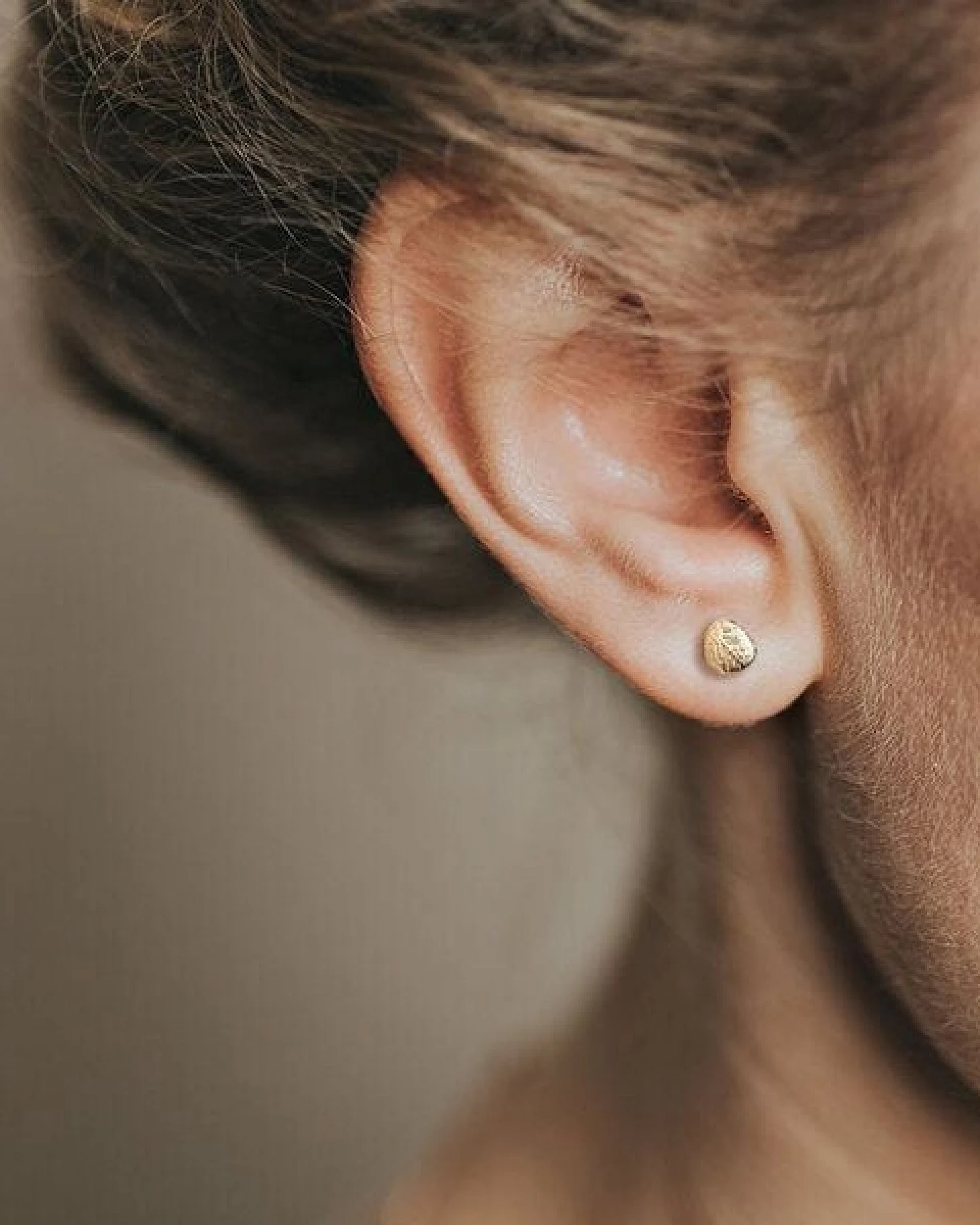 ChristinaPauls Slow jewellery Amia Ohrstecker, rund in Gold oder Rosegold – Ansicht 2