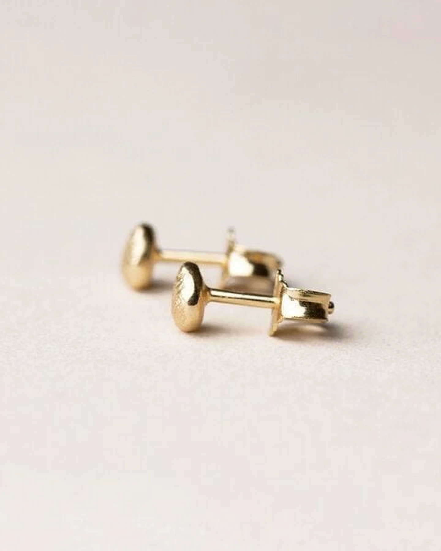 ChristinaPauls Slow jewellery Amia Ohrstecker, rund in Gold oder Rosegold – Ansicht 3