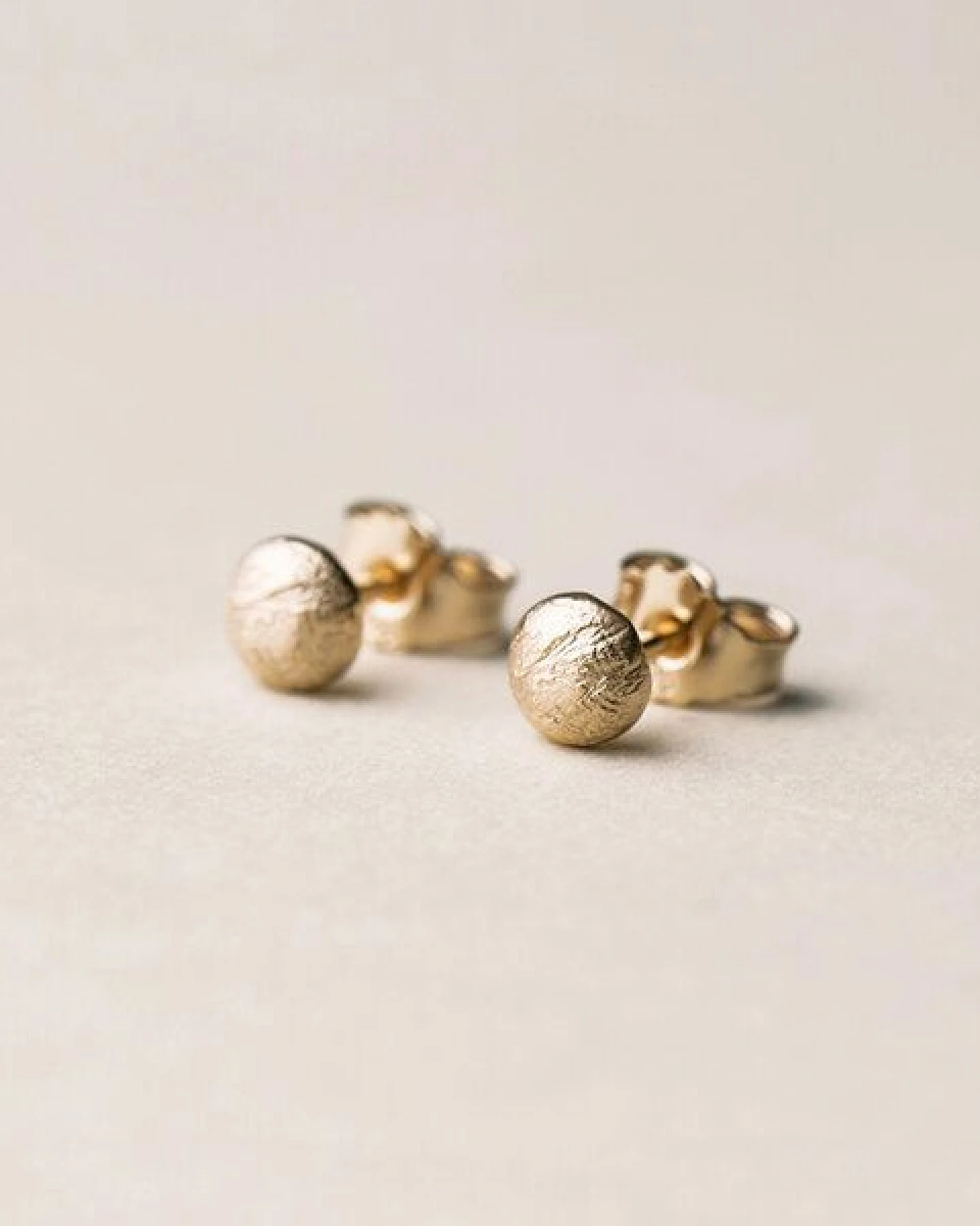 ChristinaPauls Slow jewellery Amia Ohrstecker, rund in Gold oder Rosegold – Ansicht 4