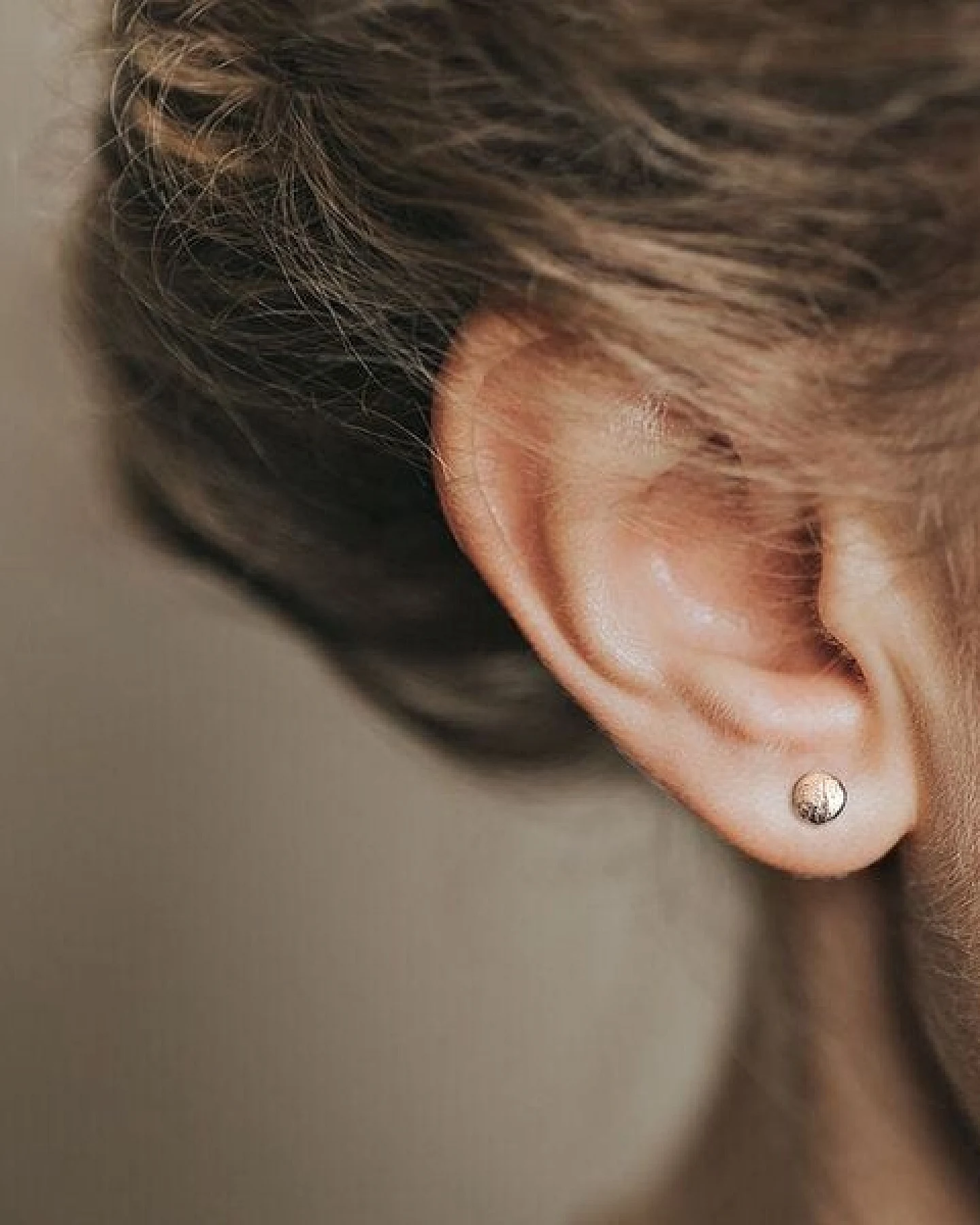 ChristinaPauls Slow jewellery Amia Ohrstecker, rund in Gold oder Rosegold – Ansicht 2