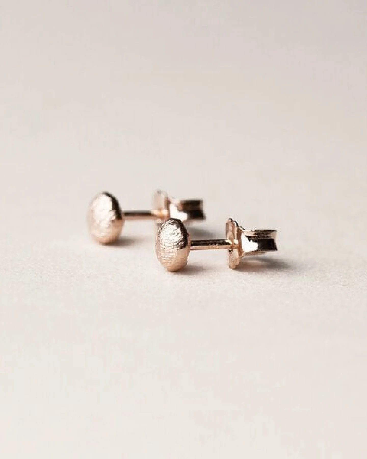 ChristinaPauls Slow jewellery Amia Ohrstecker, rund in Gold oder Rosegold – Ansicht 3