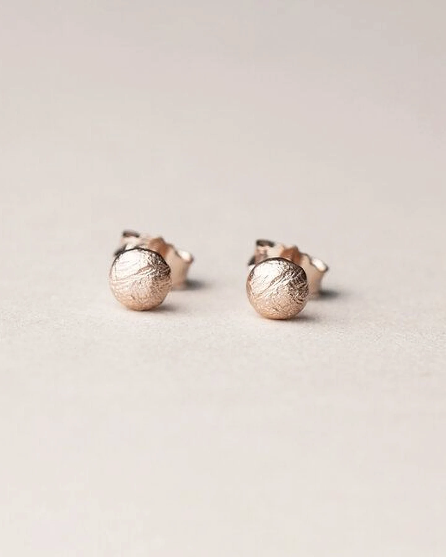 ChristinaPauls Slow jewellery Amia Ohrstecker, rund in Gold oder Rosegold – Ansicht 4