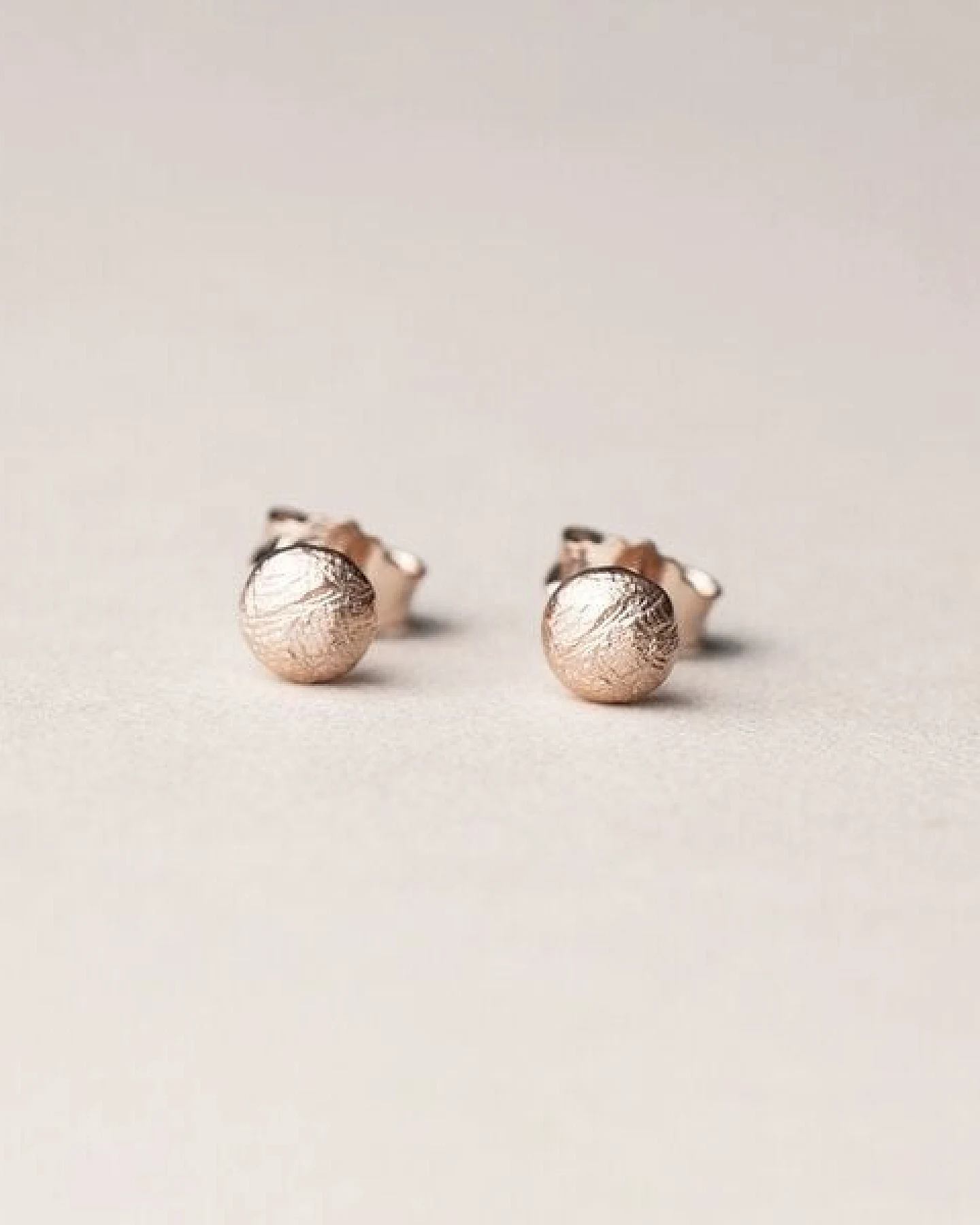ChristinaPauls Slow jewellery Amia Ohrstecker, rund in Gold oder Rosegold – Ansicht 4