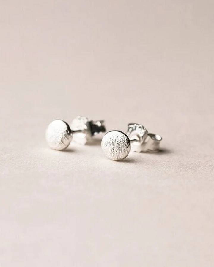ChristinaPauls Slow jewellery Amia Ohrstecker, rund in Silber oder Schwarz