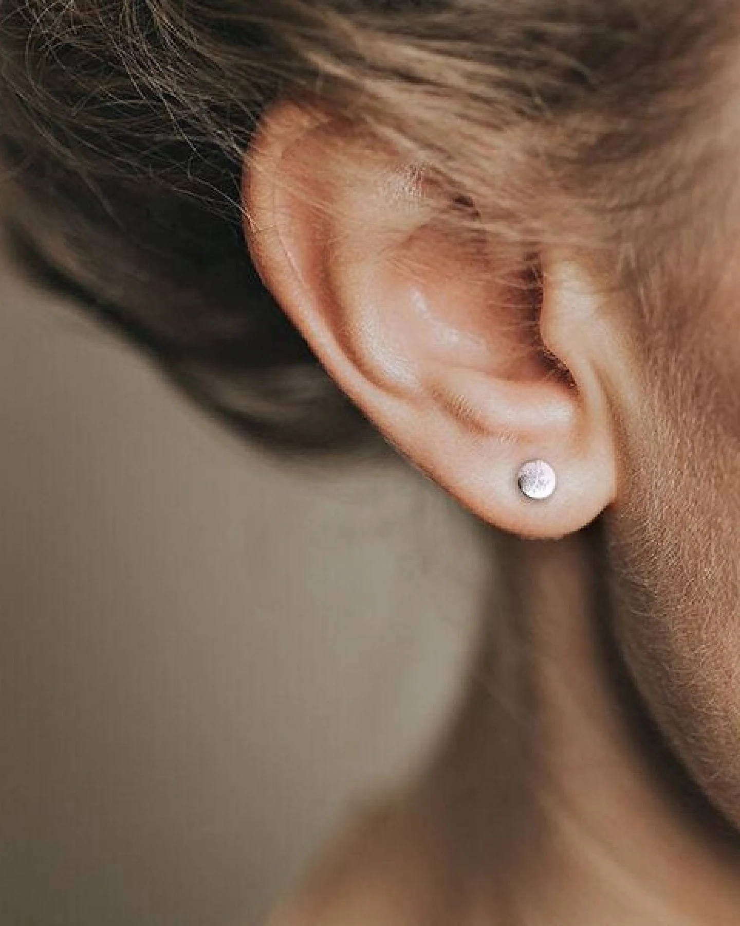 ChristinaPauls Slow jewellery Amia Ohrstecker, rund in Silber oder Schwarz – Ansicht 2