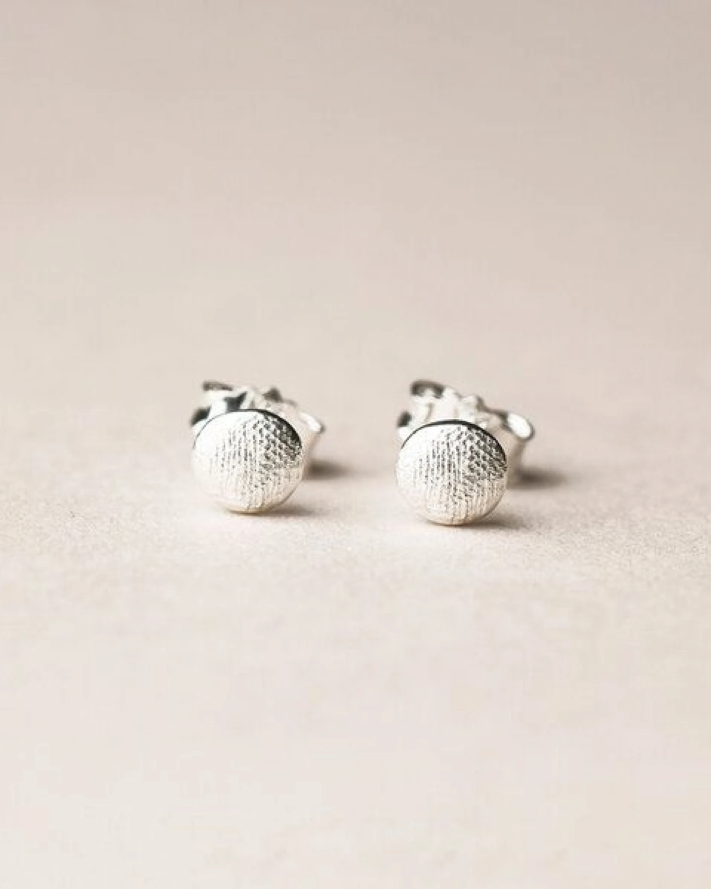 ChristinaPauls Slow jewellery Amia Ohrstecker, rund in Silber oder Schwarz – Ansicht 3