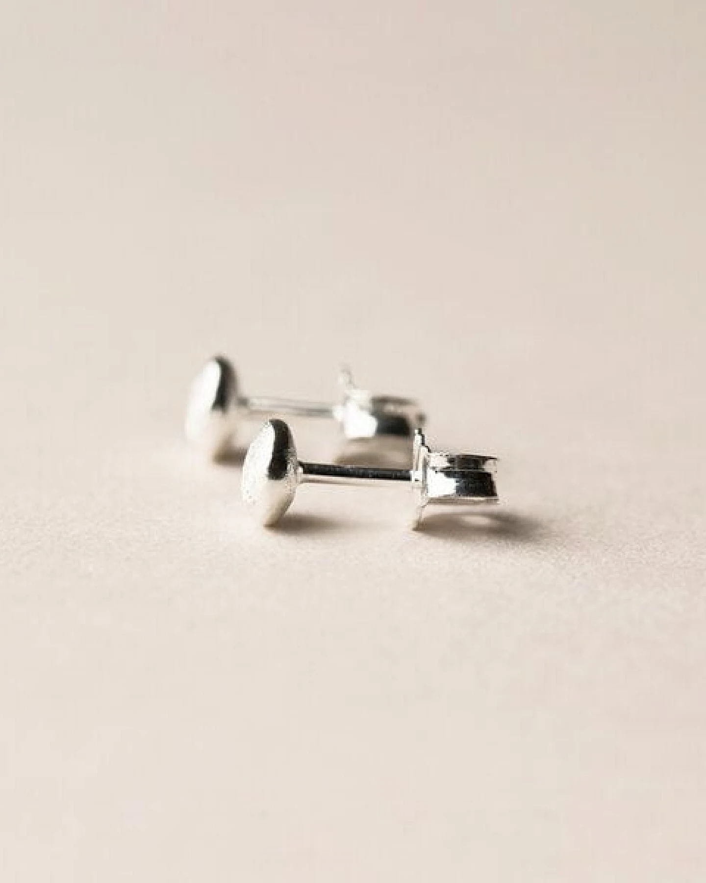 ChristinaPauls Slow jewellery Amia Ohrstecker, rund in Silber oder Schwarz – Ansicht 4